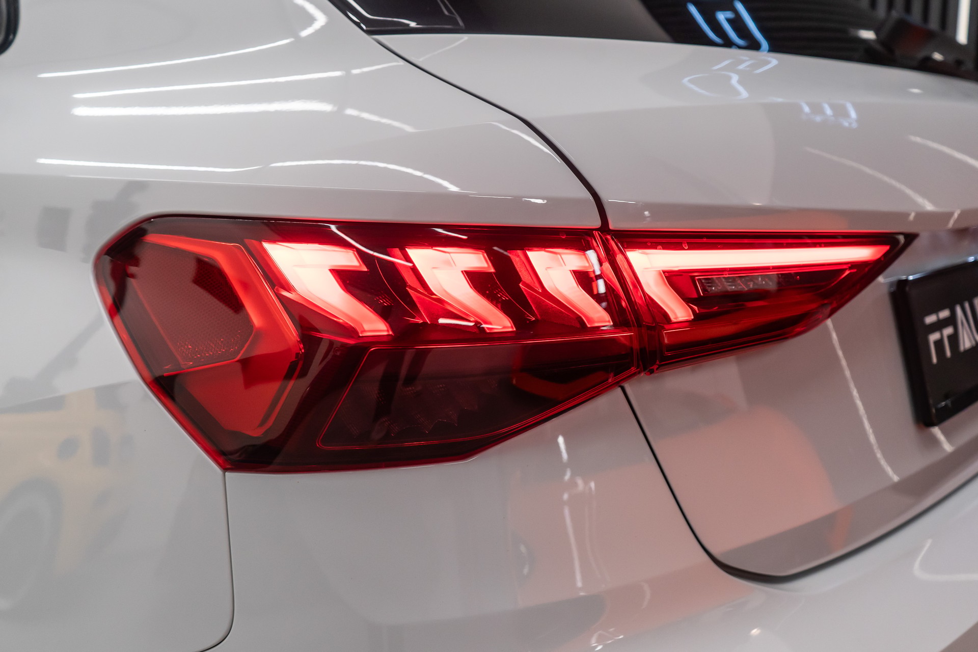 AUDI S3 SPORTBACK 2.0 TFSI QUATTRO S-TRONIC / CH-FAHRZEUG / BLACK & WHITE-image-11