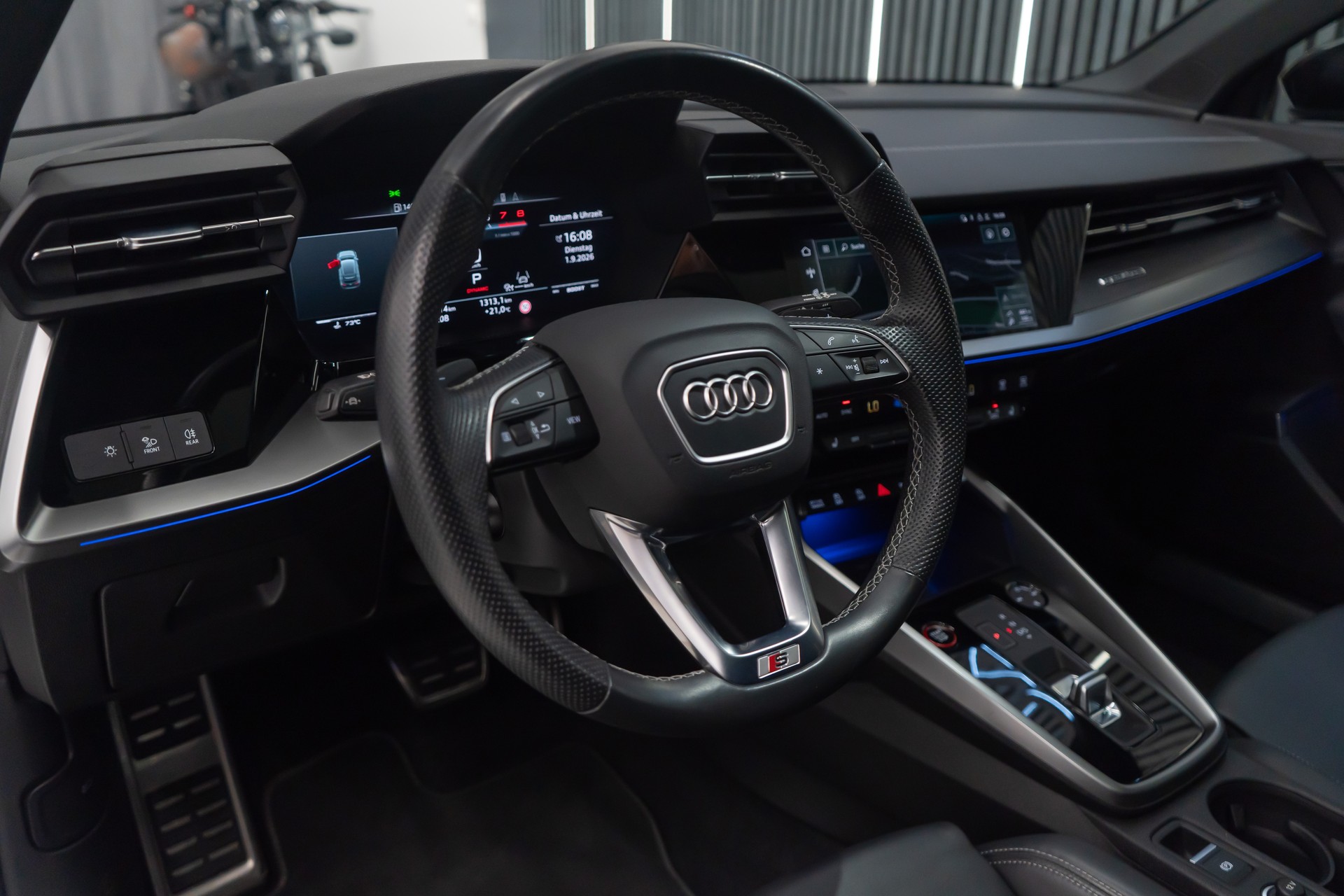 AUDI S3 SPORTBACK 2.0 TFSI QUATTRO S-TRONIC / CH-FAHRZEUG / BLACK & WHITE-image-18