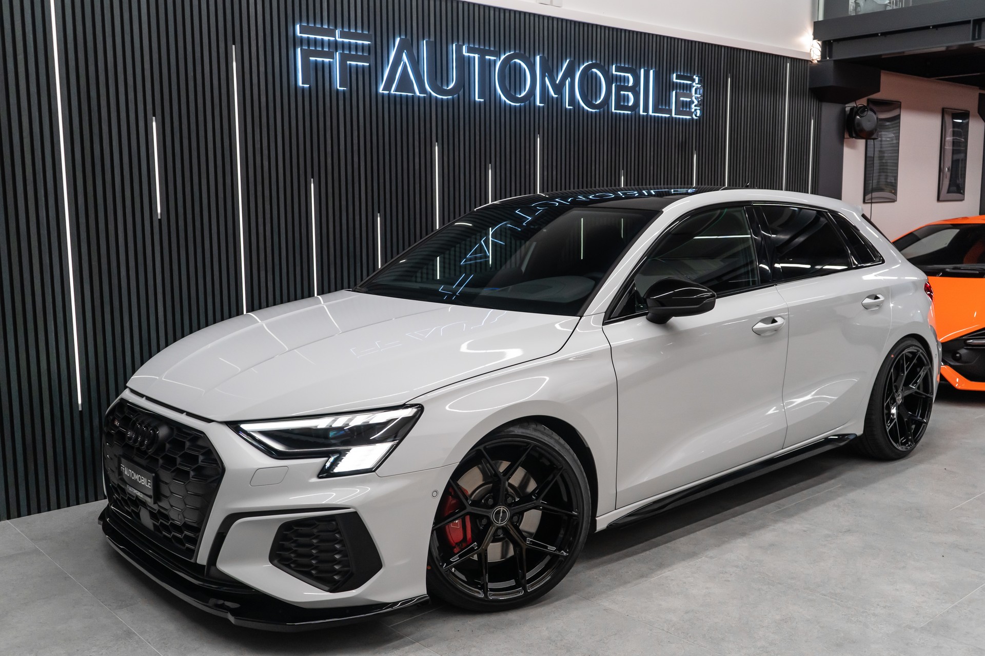 AUDI S3 SPORTBACK 2.0 TFSI QUATTRO S-TRONIC / CH-FAHRZEUG / BLACK & WHITE-showroom-element-1