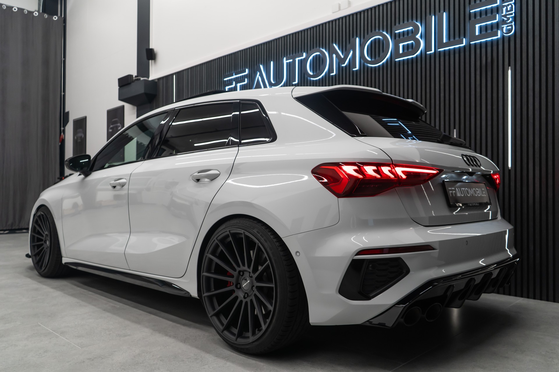 AUDI S3 SPORTBACK 2.0 TFSI QUATTRO S-TRONIC / CH-FAHRZEUG / BLACK & WHITE-image-9
