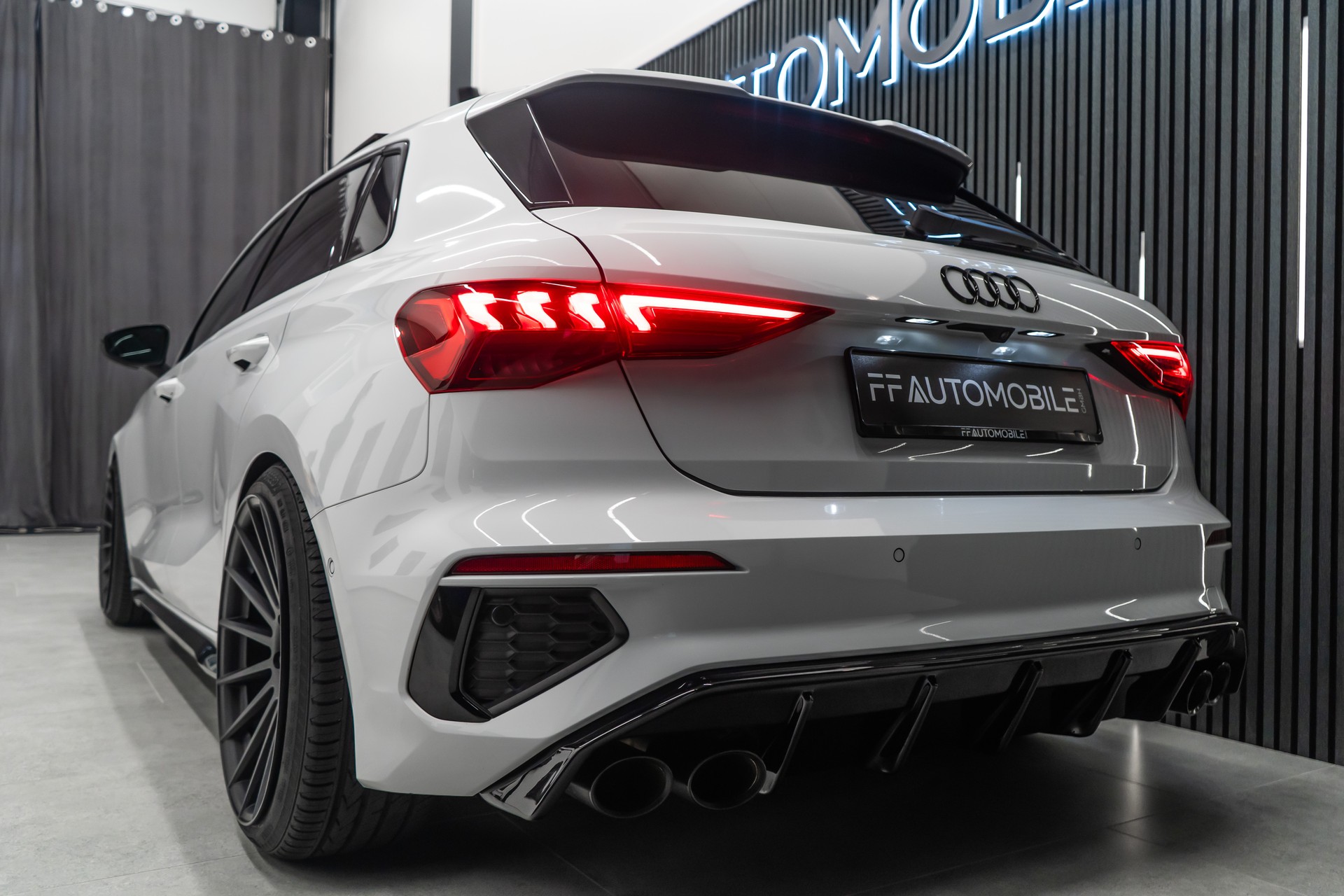 AUDI S3 SPORTBACK 2.0 TFSI QUATTRO S-TRONIC / CH-FAHRZEUG / BLACK & WHITE-image-10