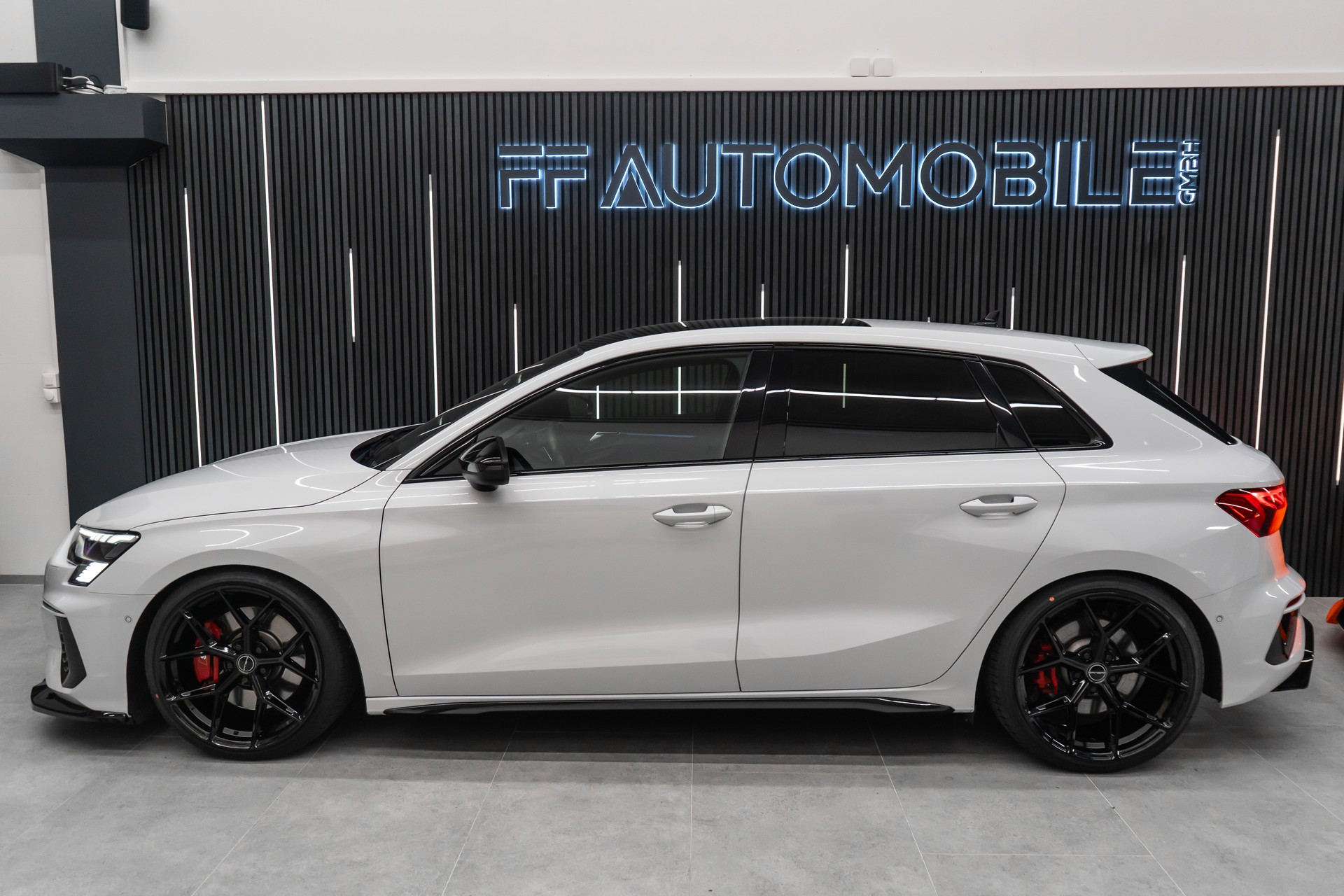 AUDI S3 SPORTBACK 2.0 TFSI QUATTRO S-TRONIC / CH-FAHRZEUG / BLACK & WHITE-image-8