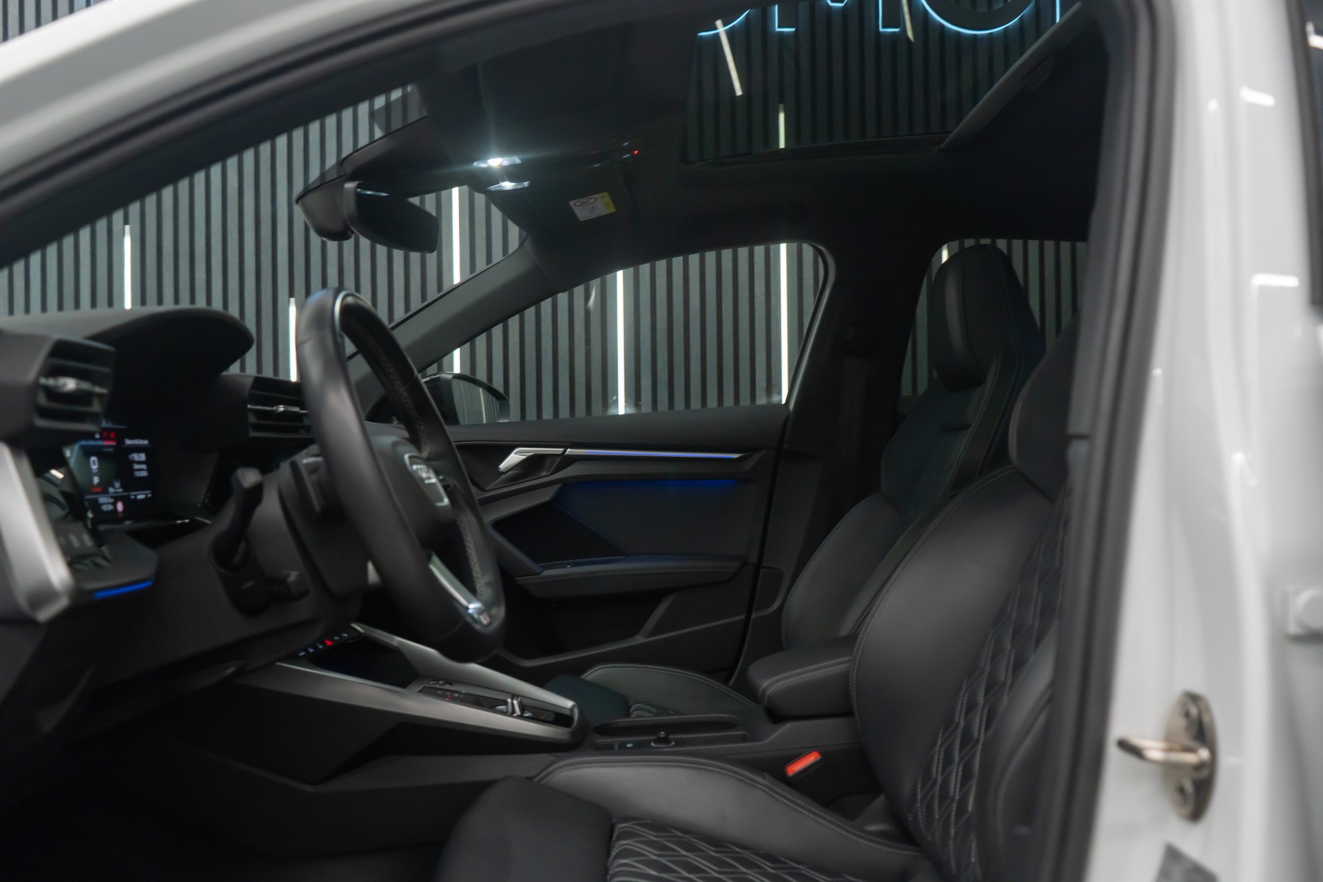 AUDI S3 SPORTBACK 2.0 TFSI QUATTRO S-TRONIC / CH-FAHRZEUG / BLACK & WHITE-image-16
