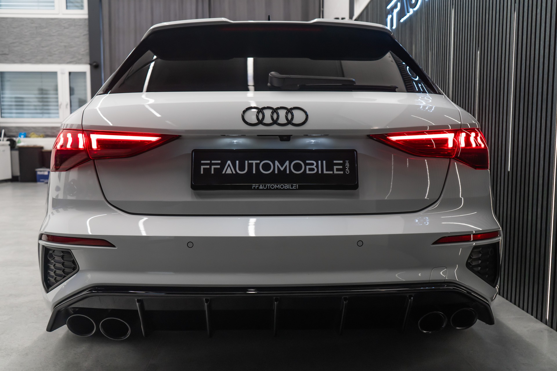 AUDI S3 SPORTBACK 2.0 TFSI QUATTRO S-TRONIC / CH-FAHRZEUG / BLACK & WHITE-image-13