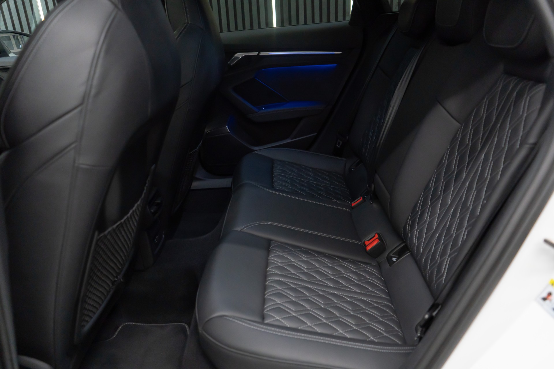 AUDI S3 SPORTBACK 2.0 TFSI QUATTRO S-TRONIC / CH-FAHRZEUG / BLACK & WHITE-image-30