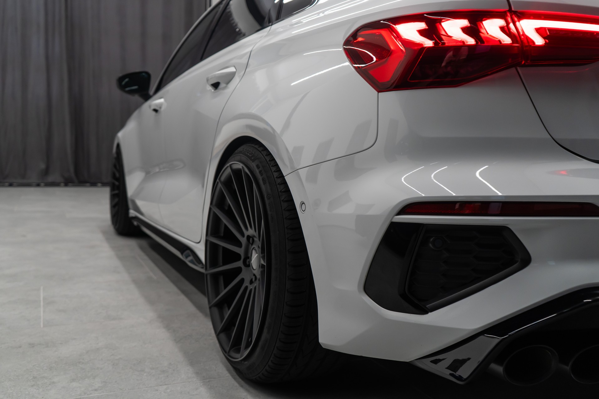 AUDI S3 SPORTBACK 2.0 TFSI QUATTRO S-TRONIC / CH-FAHRZEUG / BLACK & WHITE-image-12