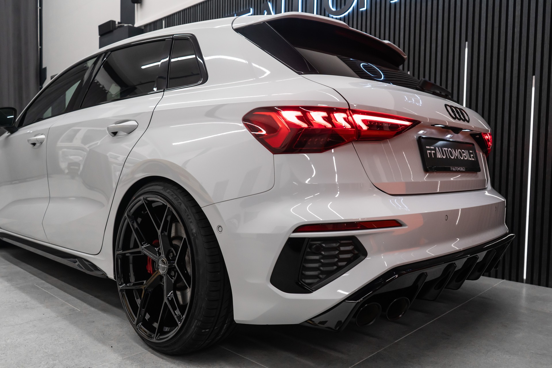AUDI S3 SPORTBACK 2.0 TFSI QUATTRO S-TRONIC / CH-FAHRZEUG / BLACK & WHITE-image-10