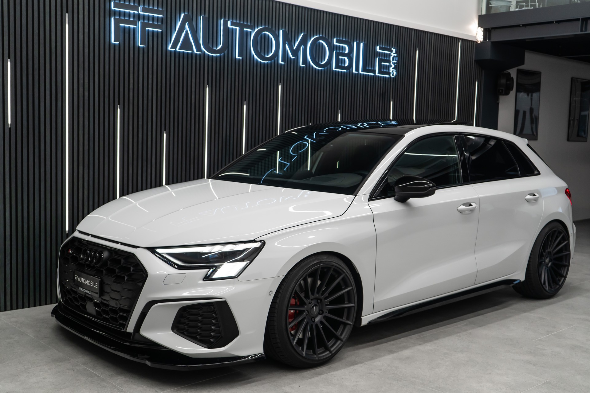 AUDI S3 SPORTBACK 2.0 TFSI QUATTRO S-TRONIC / CH-FAHRZEUG / BLACK & WHITE-showroom-element-2