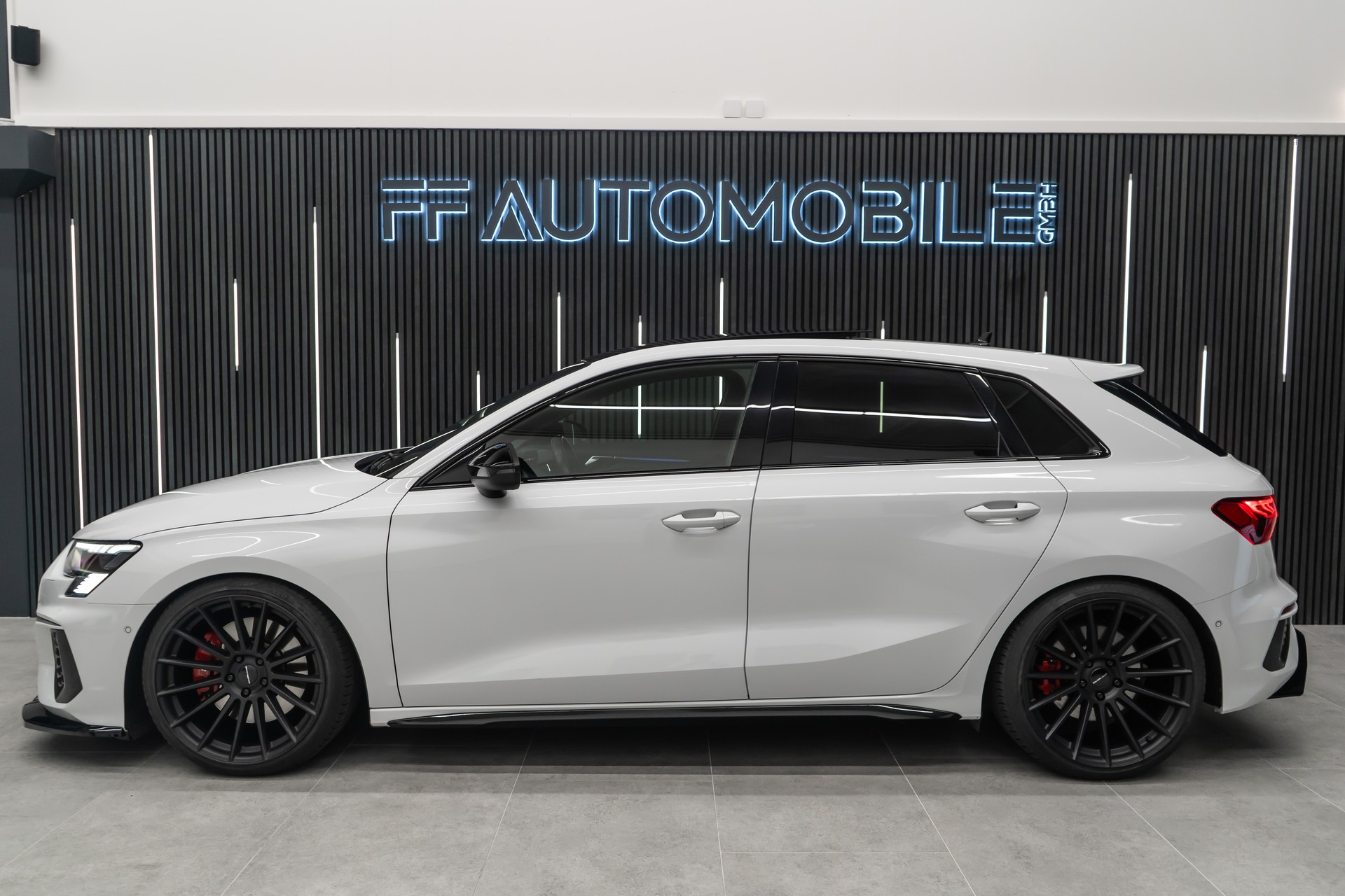 AUDI S3 SPORTBACK 2.0 TFSI QUATTRO S-TRONIC / CH-FAHRZEUG / BLACK & WHITE-image-7