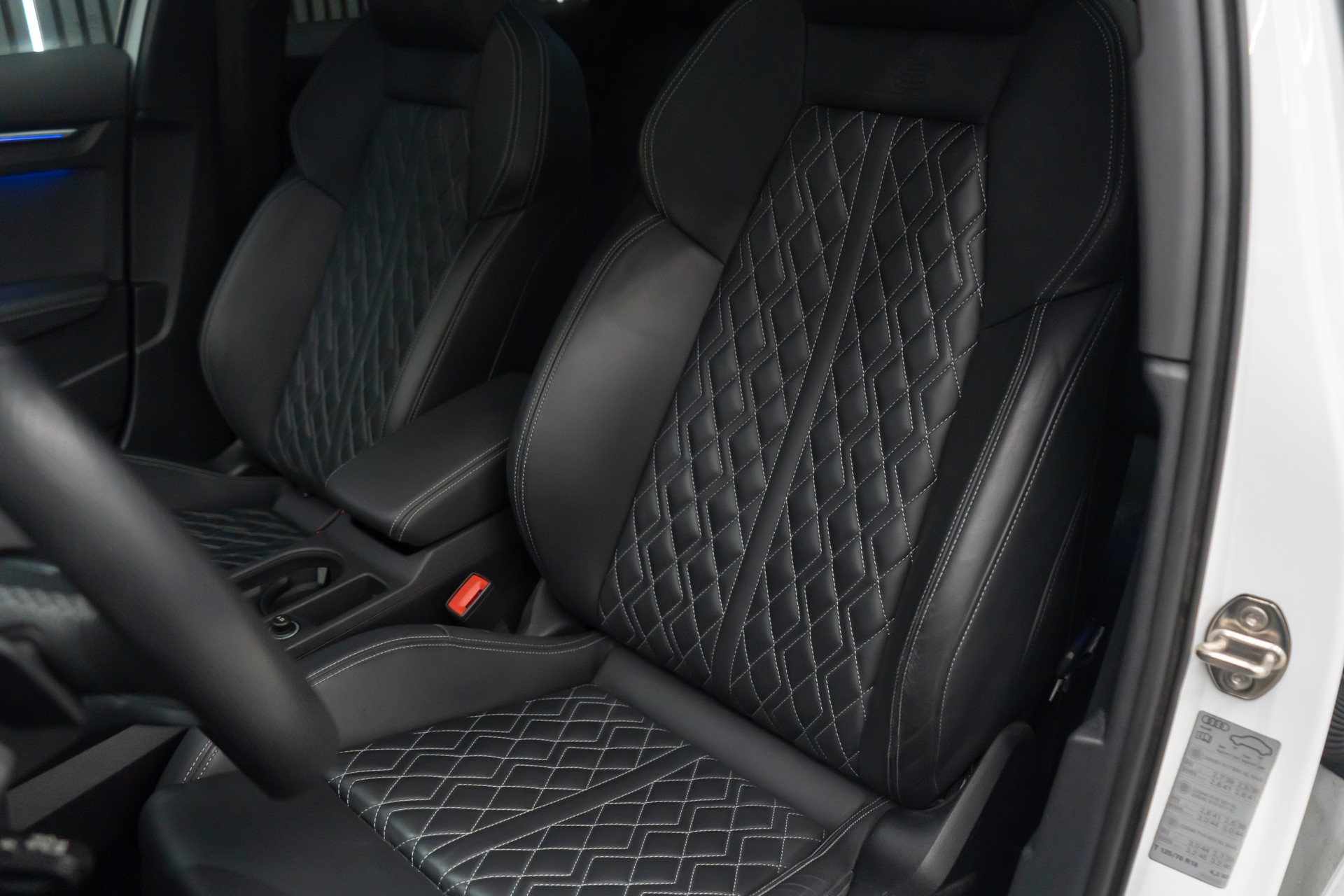 AUDI S3 SPORTBACK 2.0 TFSI QUATTRO S-TRONIC / CH-FAHRZEUG / BLACK & WHITE-image-15