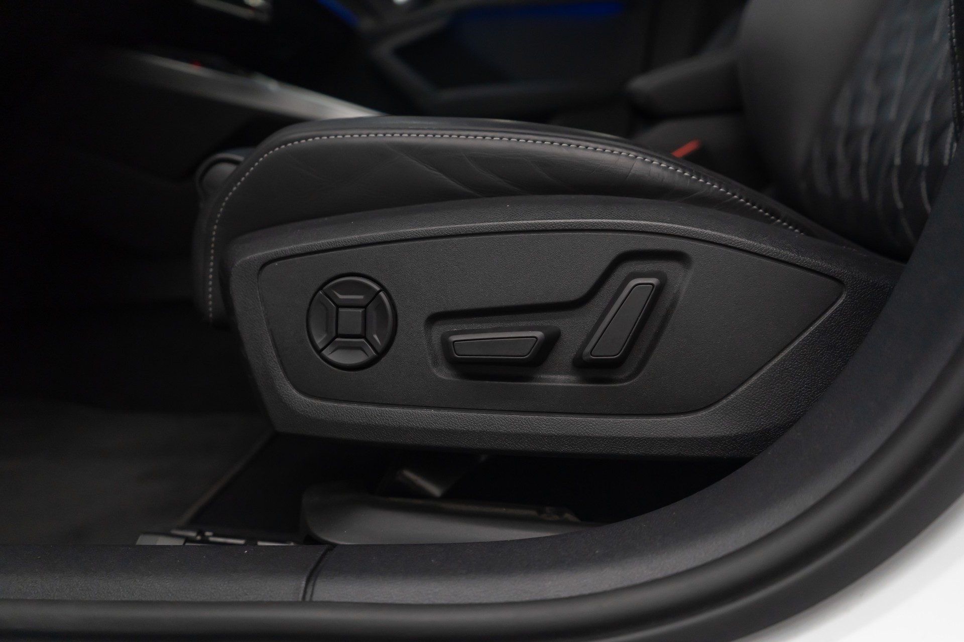 AUDI S3 SPORTBACK 2.0 TFSI QUATTRO S-TRONIC / CH-FAHRZEUG / BLACK & WHITE-image-17