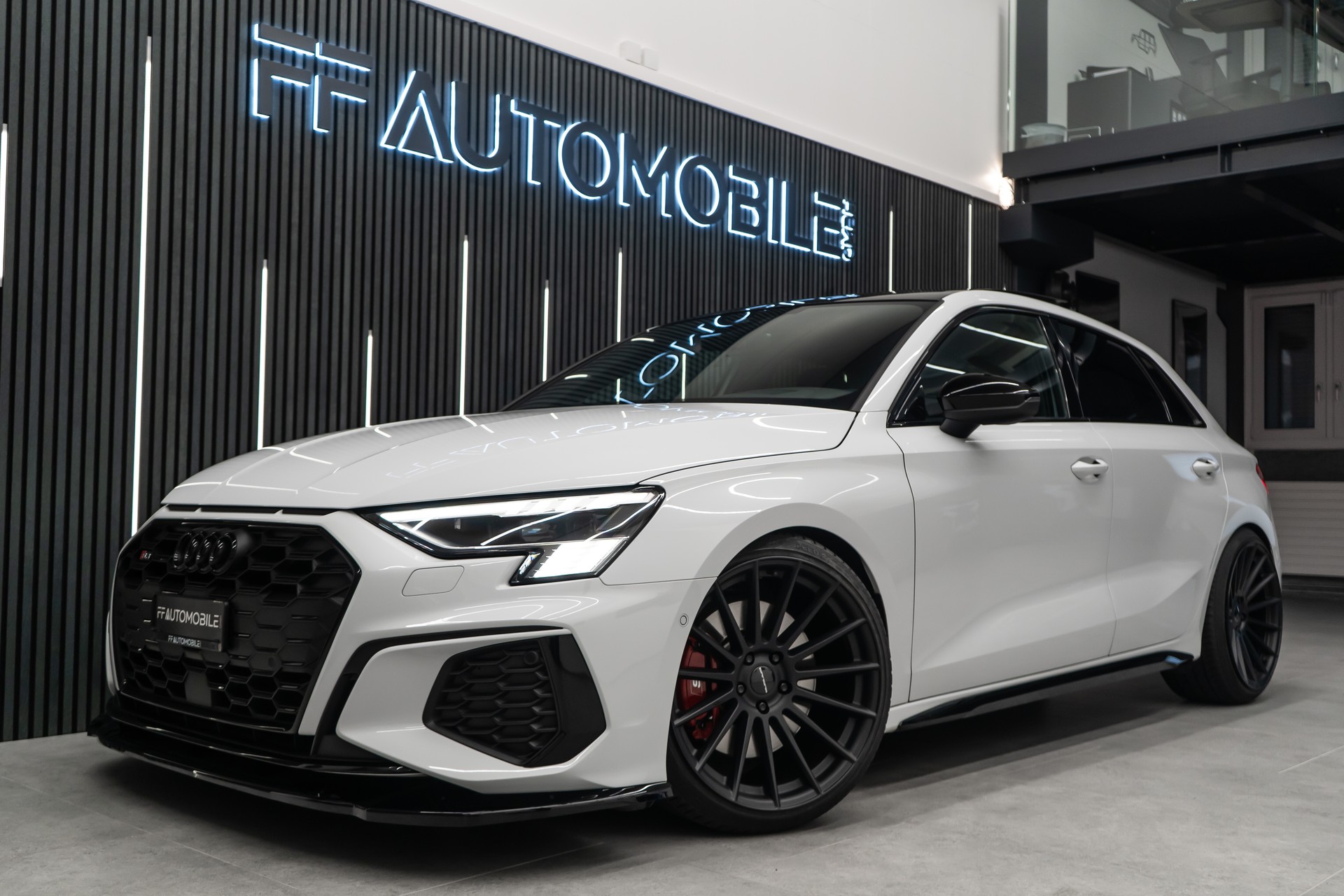 AUDI S3 SPORTBACK 2.0 TFSI QUATTRO S-TRONIC / CH-FAHRZEUG / BLACK & WHITE
