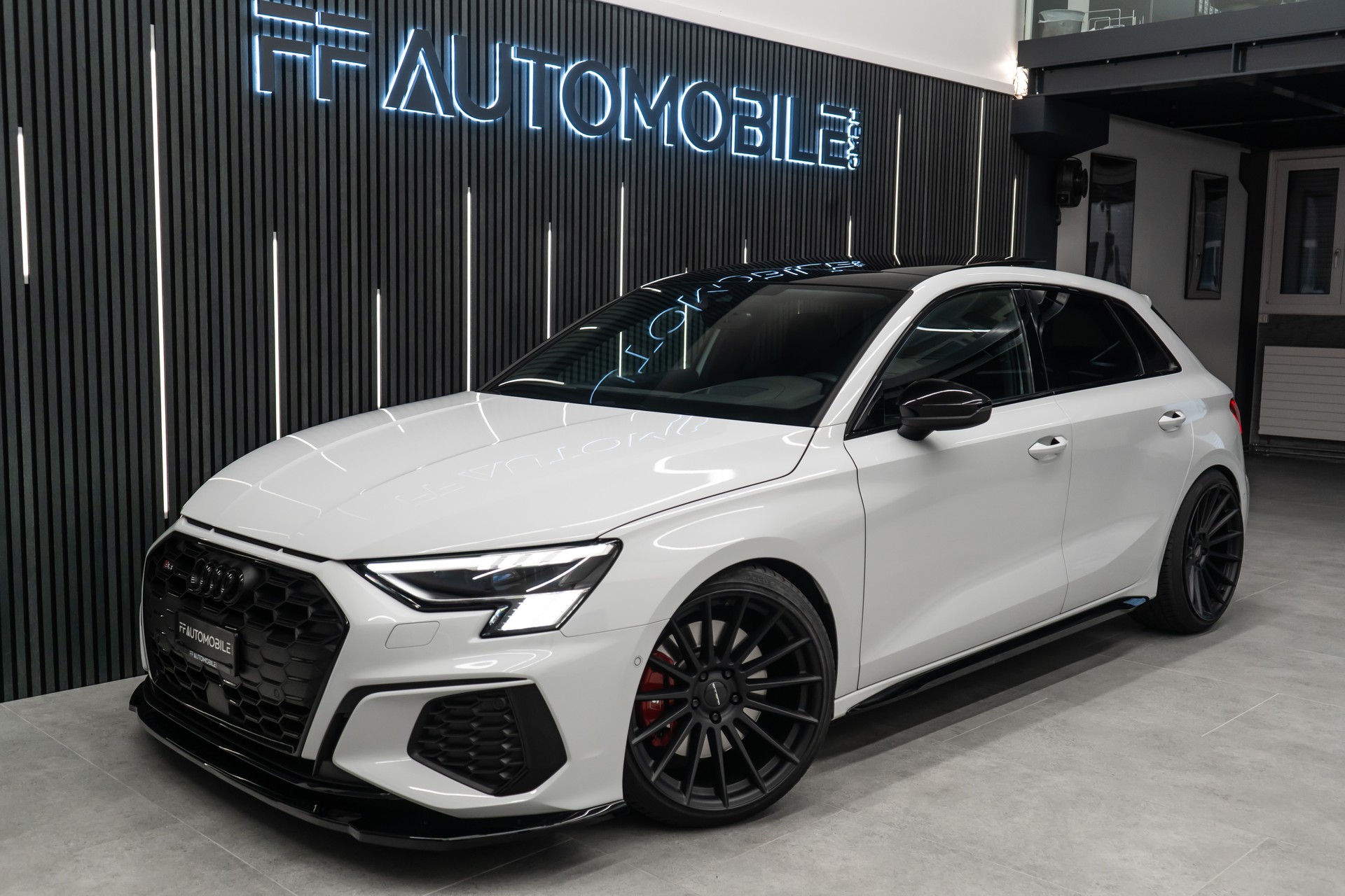 AUDI S3 SPORTBACK 2.0 TFSI QUATTRO S-TRONIC / CH-FAHRZEUG / BLACK & WHITE-showroom-element-1