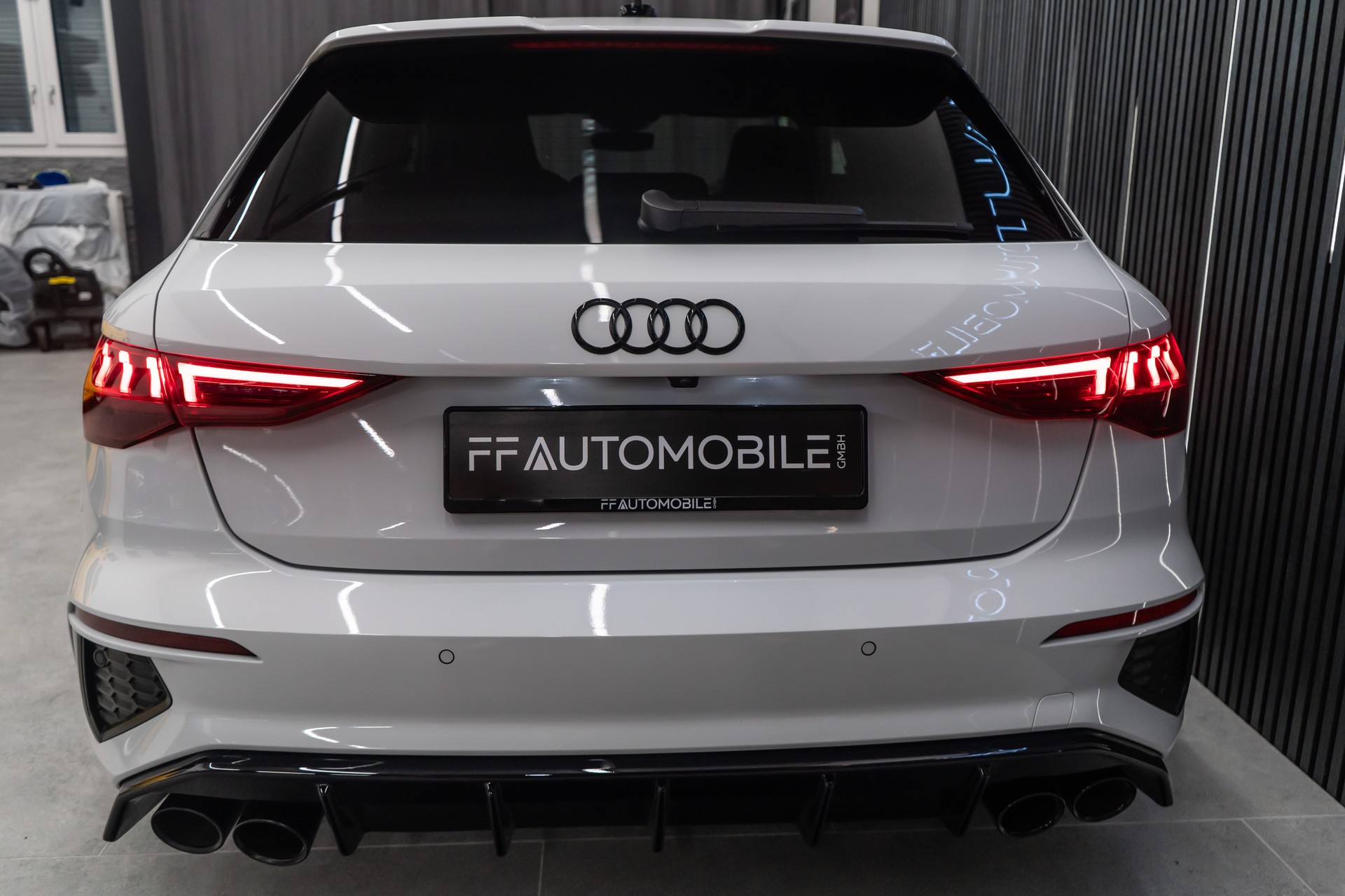 AUDI S3 SPORTBACK 2.0 TFSI QUATTRO S-TRONIC / CH-FAHRZEUG / BLACK & WHITE-image-13