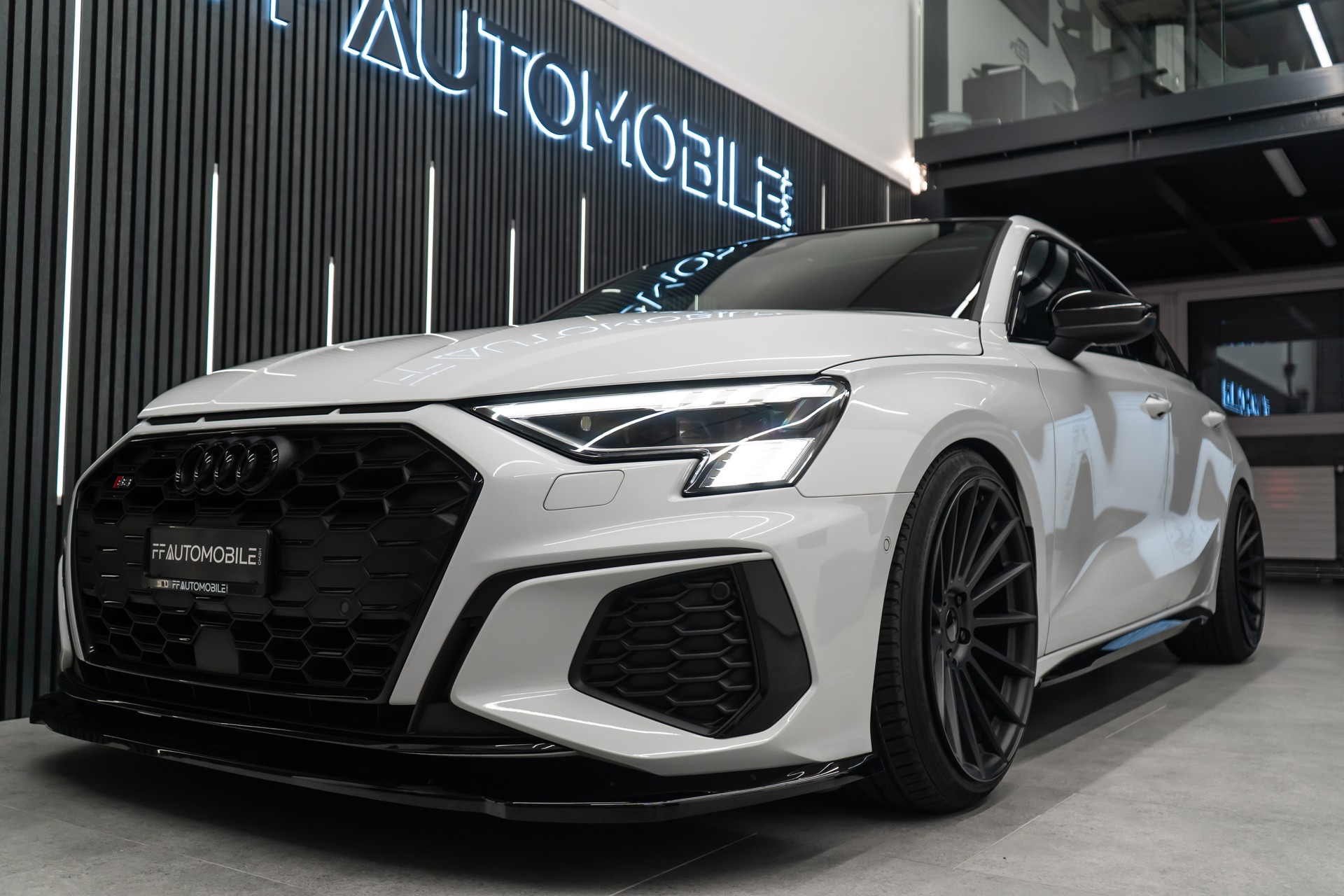 AUDI S3 SPORTBACK 2.0 TFSI QUATTRO S-TRONIC / CH-FAHRZEUG / BLACK & WHITE-showroom-element-3