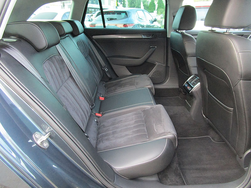 SKODA Superb Combi 2.0 TDi Style 4x4 DSG-image-8