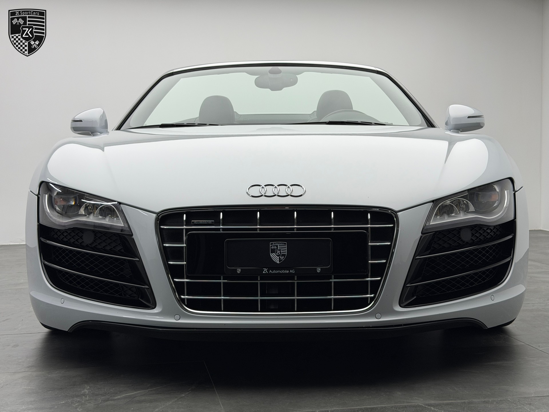 AUDI R8 Spyder 5.2 V10 Suzuka Gray Metallic R-Tronic-showroom-element-3
