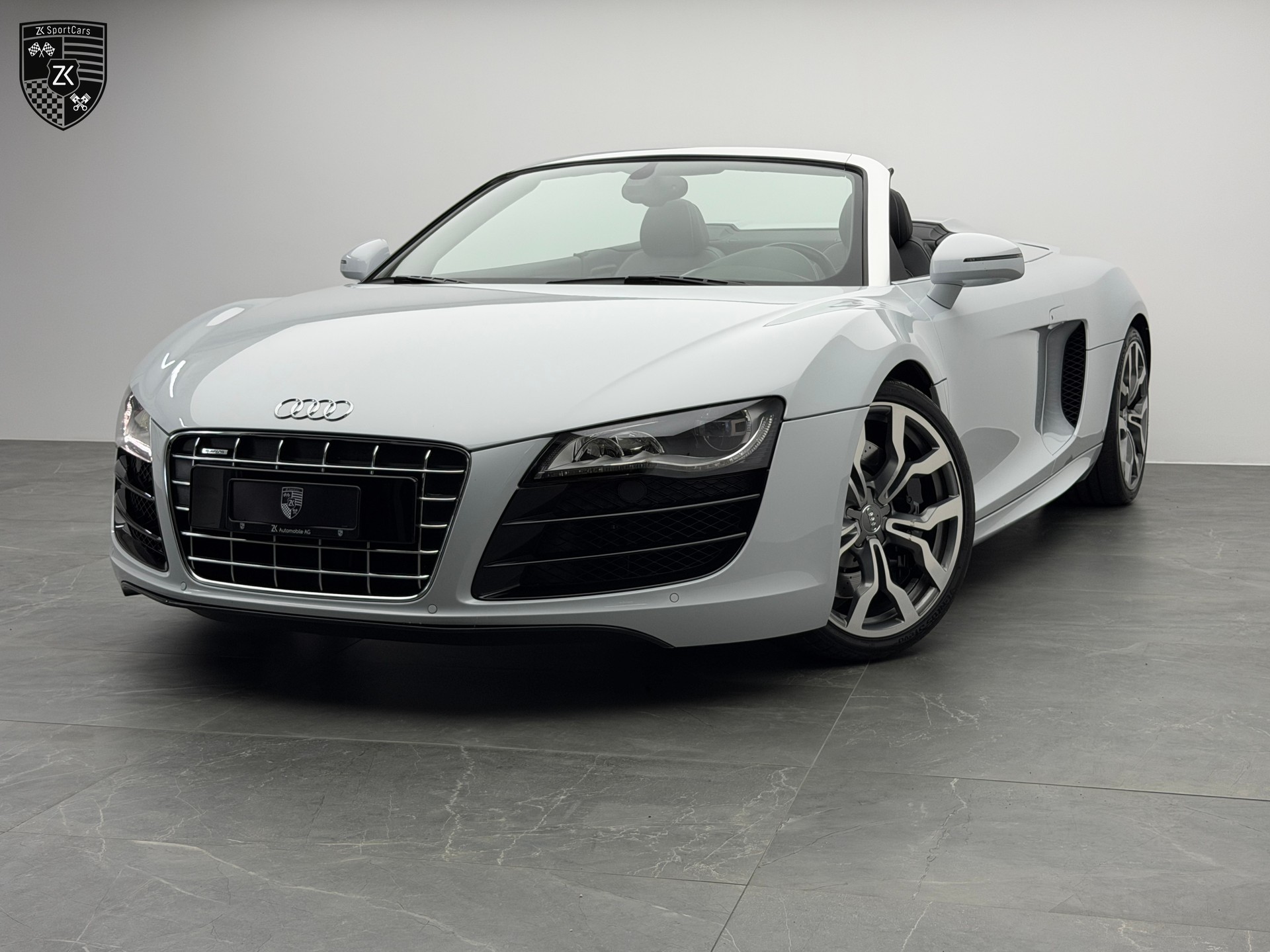 AUDI R8 Spyder 5.2 V10 Suzuka Gray Metallic R-Tronic