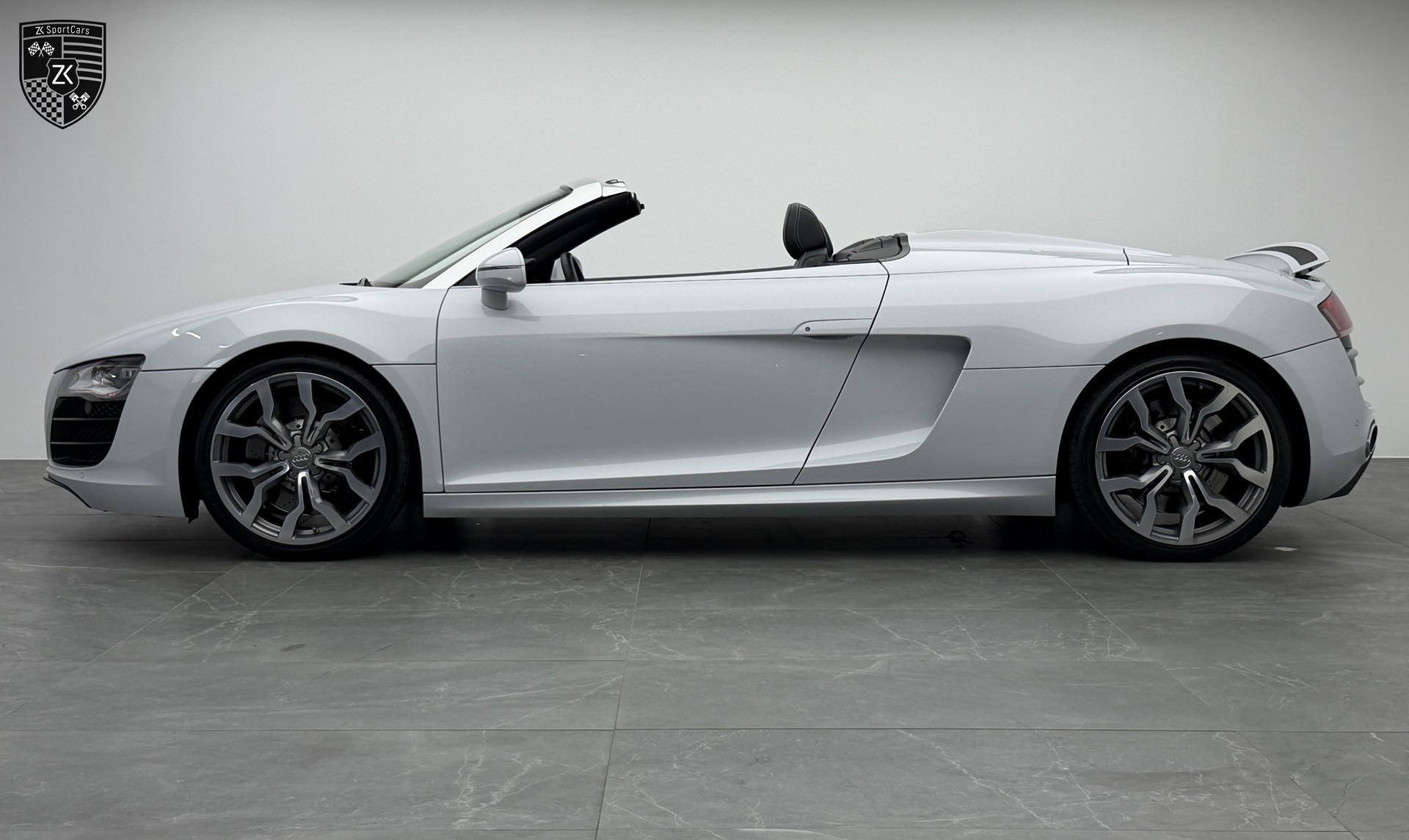 AUDI R8 Spyder 5.2 V10 Suzuka Gray Metallic R-Tronic-showroom-element-2