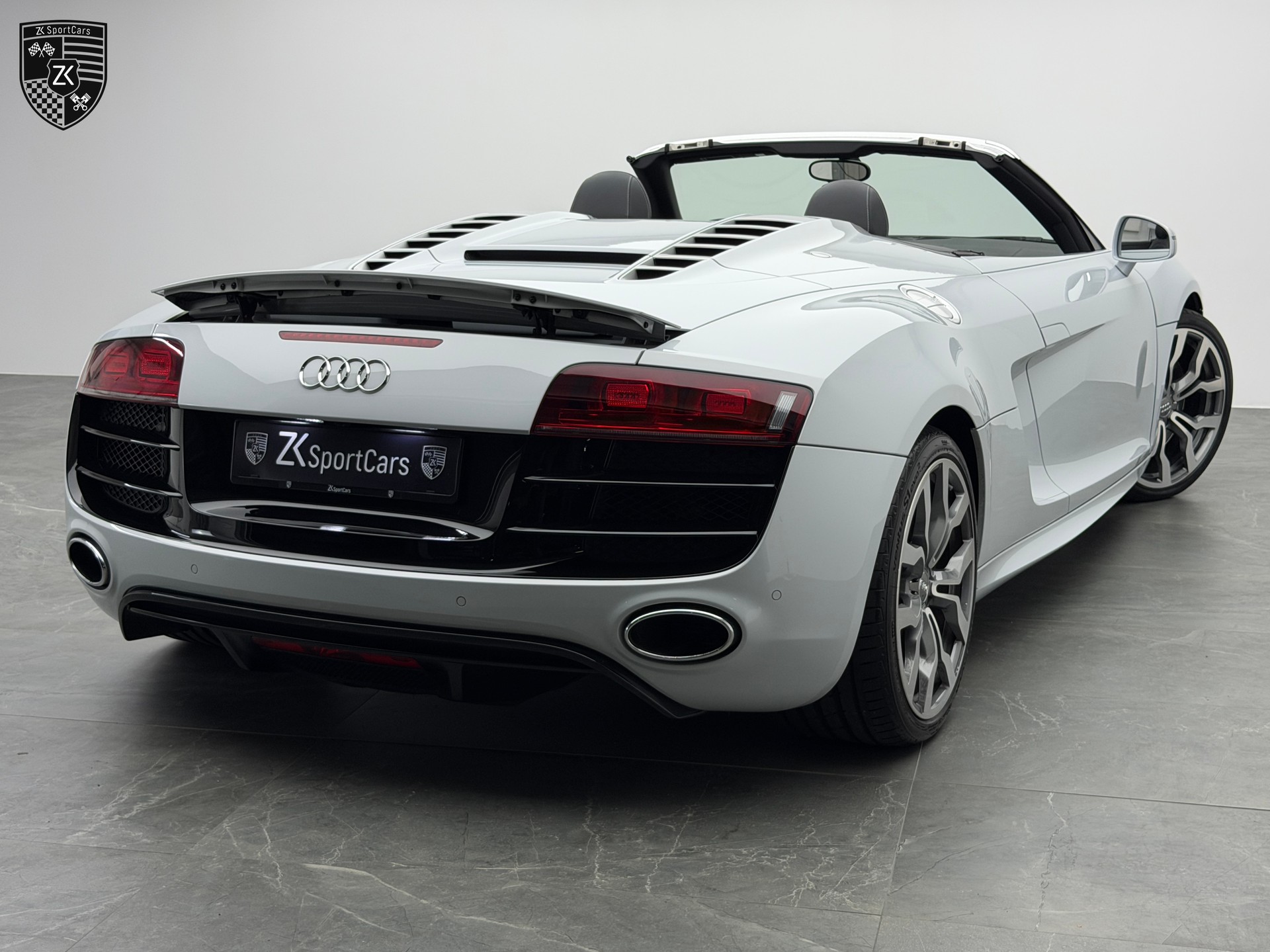 AUDI R8 Spyder 5.2 V10 Suzuka Gray Metallic R-Tronic-showroom-element-1