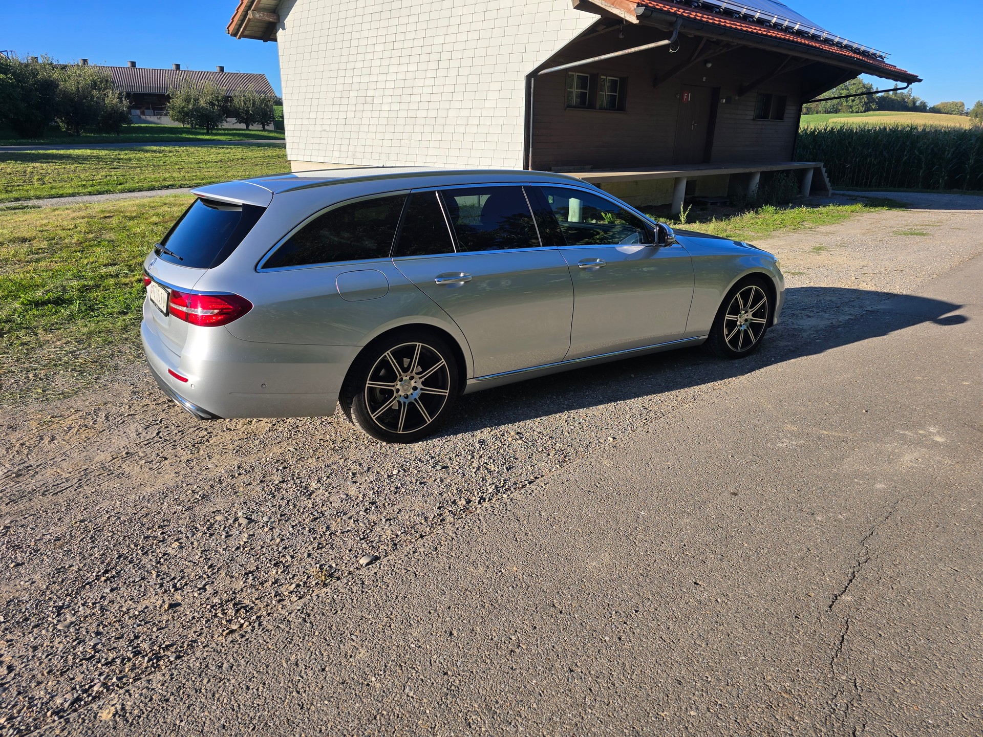 MERCEDES-BENZ E 200 Exclusive-image-2