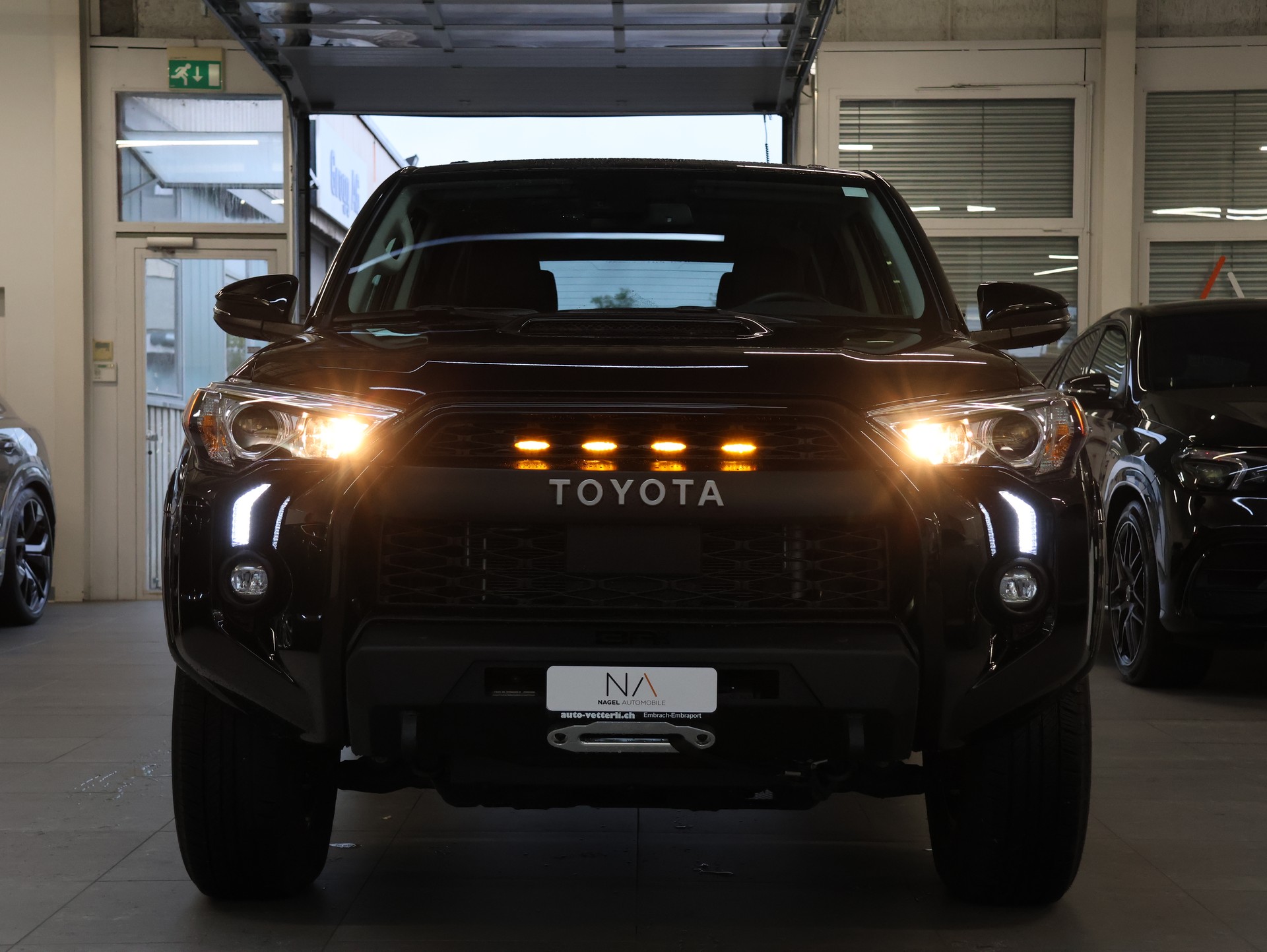 TOYOTA 4-Runner TRD Offroad Premium-showroom-element-2