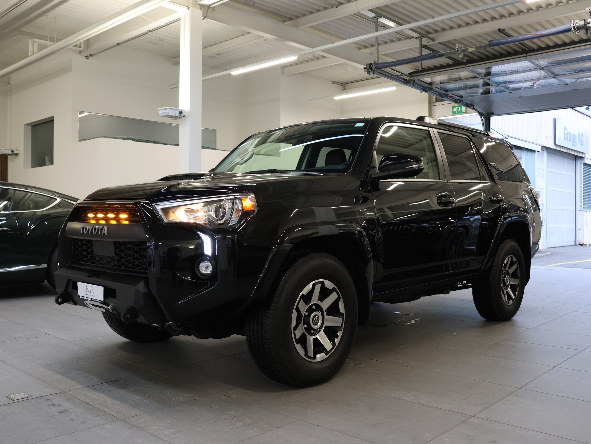 TOYOTA 4-Runner TRD Offroad Premium-showroom-element-3