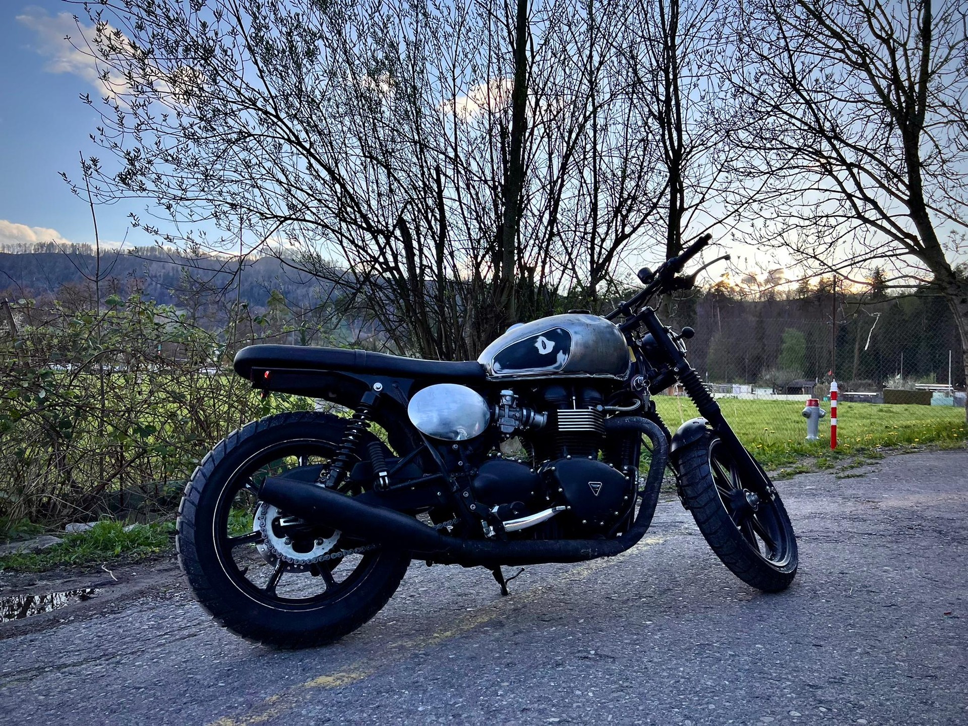 TRIUMPH Bonneville 900 i Black-image-2