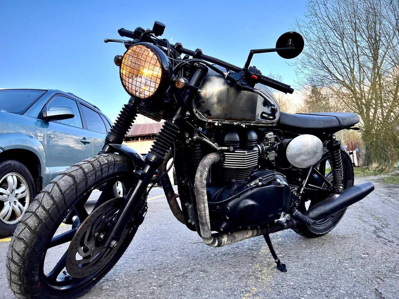 TRIUMPH Bonneville 900 i Black-image-0
