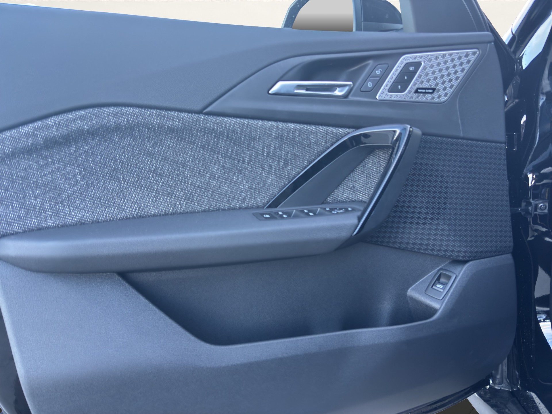 BMW iX2 xDrive 30-image-18