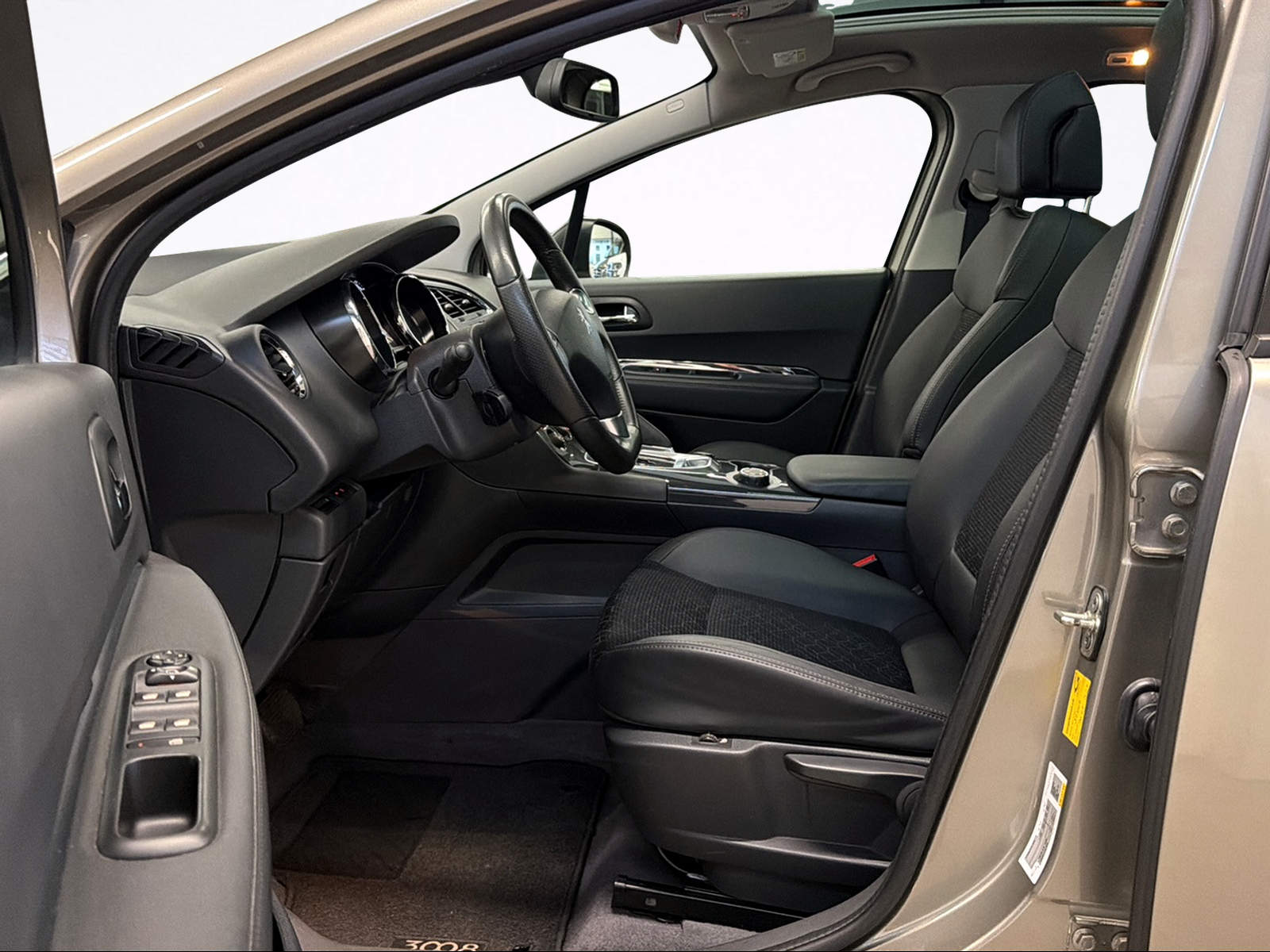 PEUGEOT 3008 1.6 Blue HDI Allure Tiptronic-image-10