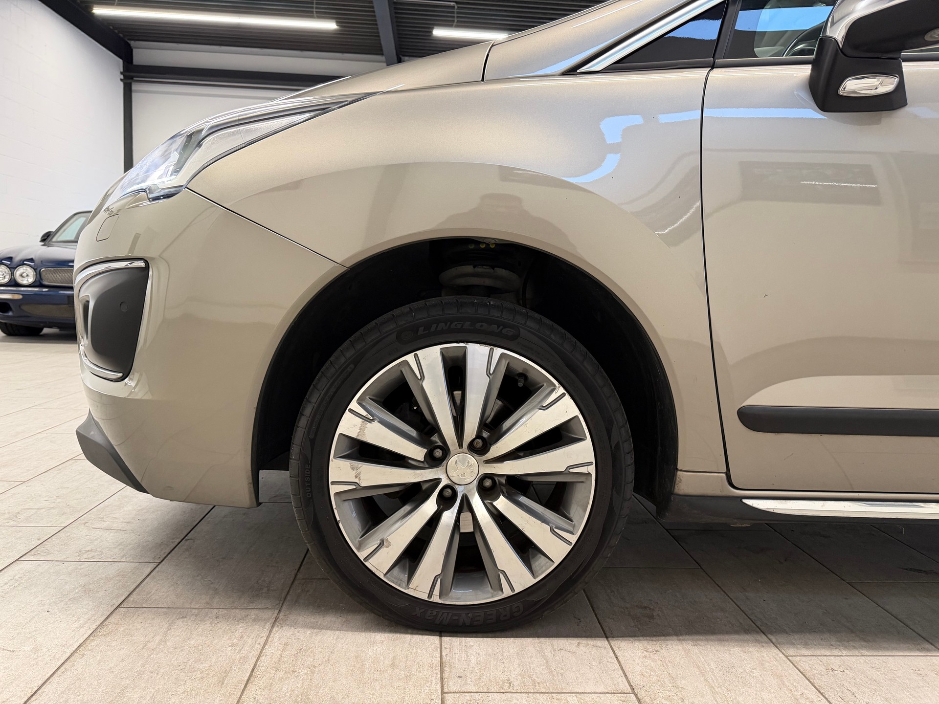 PEUGEOT 3008 1.6 Blue HDI Allure Tiptronic-image-14