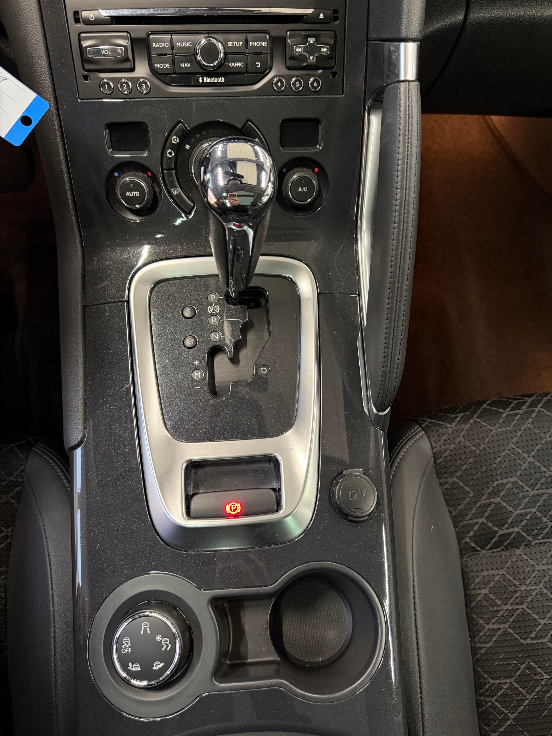 PEUGEOT 3008 1.6 Blue HDI Allure Tiptronic-image-21