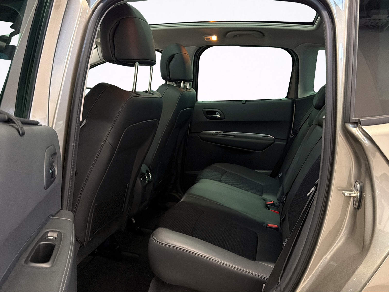 PEUGEOT 3008 1.6 Blue HDI Allure Tiptronic-image-11