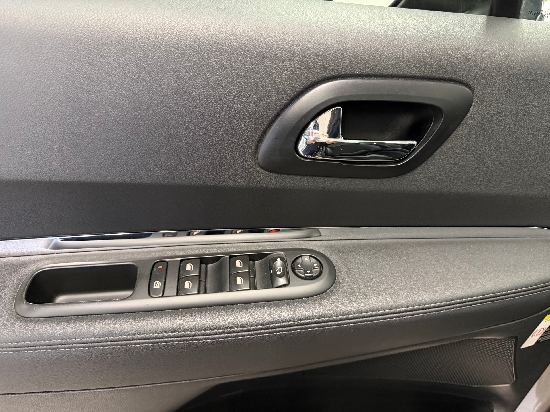PEUGEOT 3008 1.6 Blue HDI Allure Tiptronic-image-15