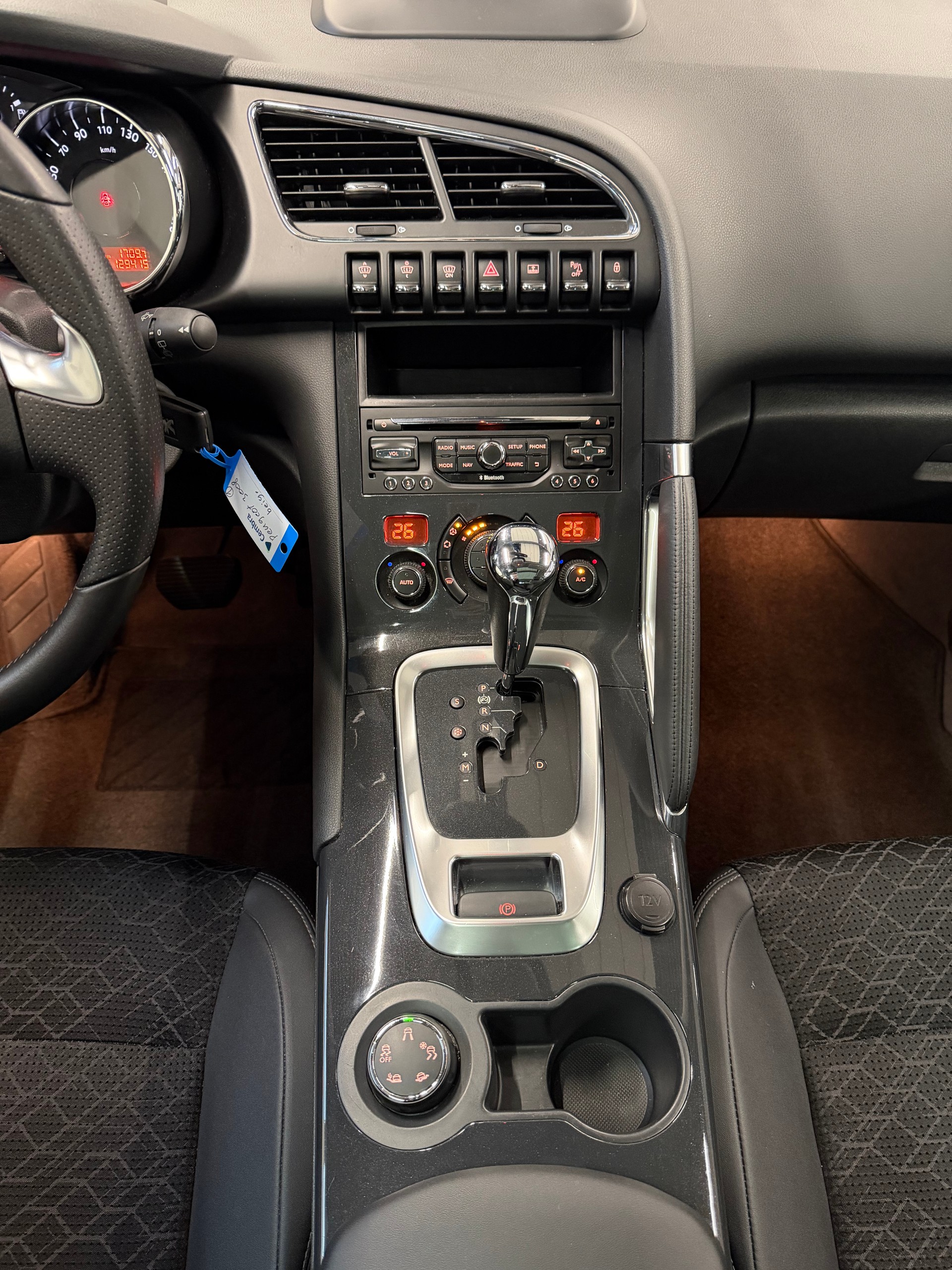 PEUGEOT 3008 1.6 Blue HDI Allure Tiptronic-image-12