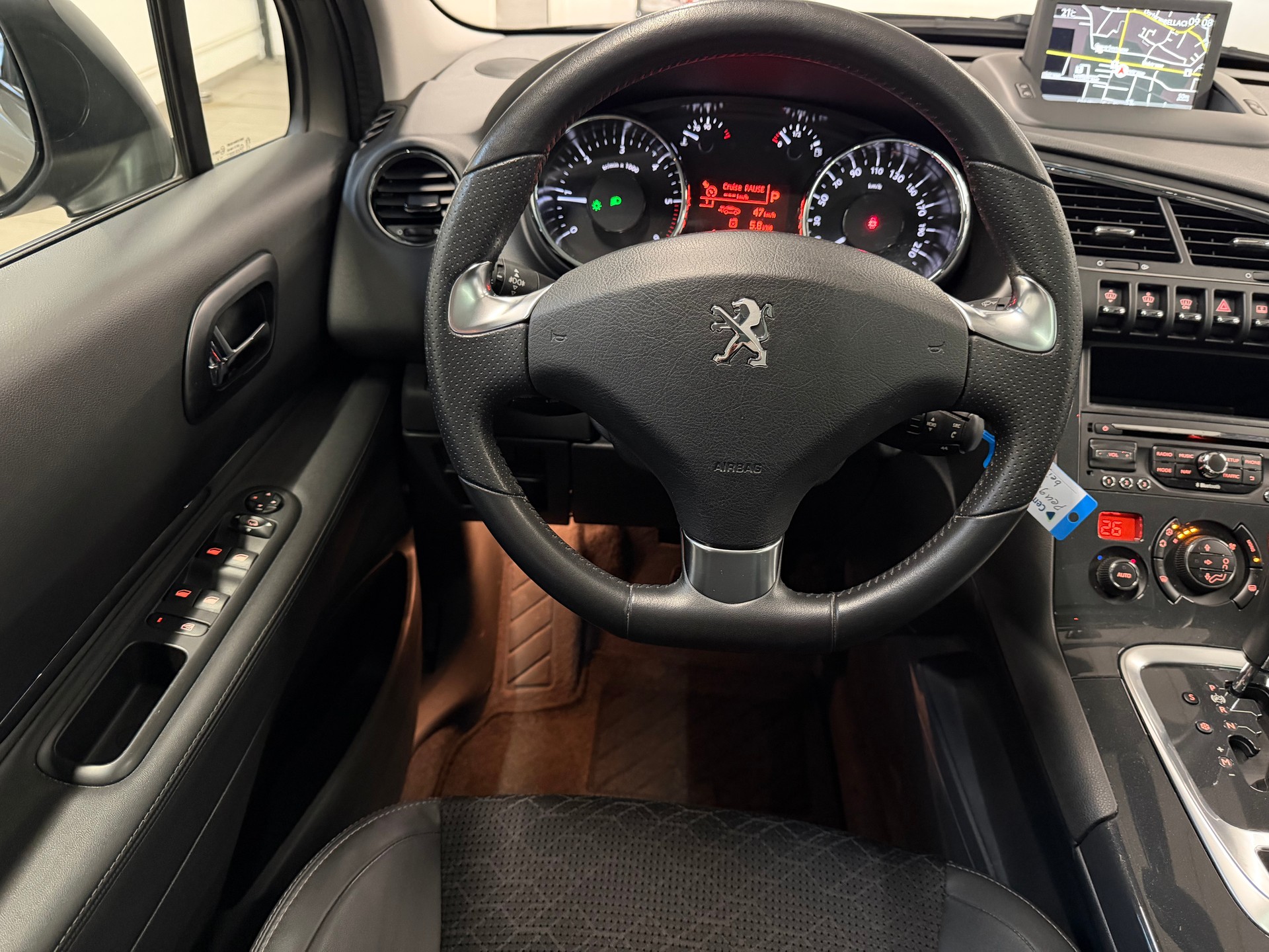 PEUGEOT 3008 1.6 Blue HDI Allure Tiptronic-image-13