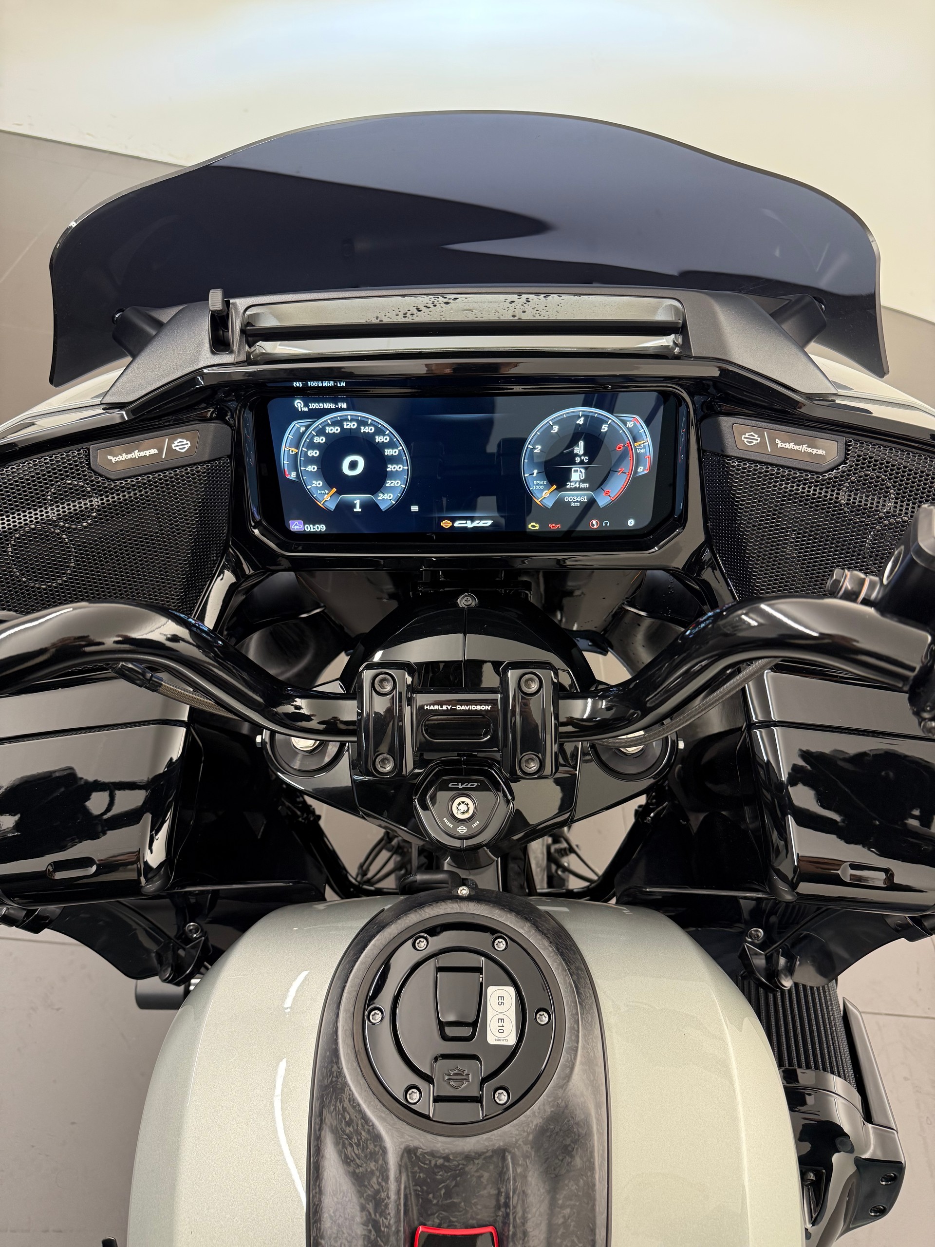 HARLEY-DAVIDSON Road Glide CVO ST 121-image-8