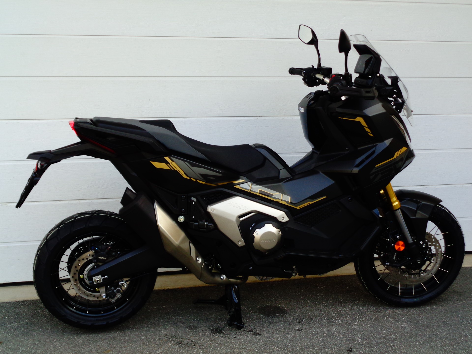 HONDA X-ADV 750 Special Editon 10th Anniversary-image-1