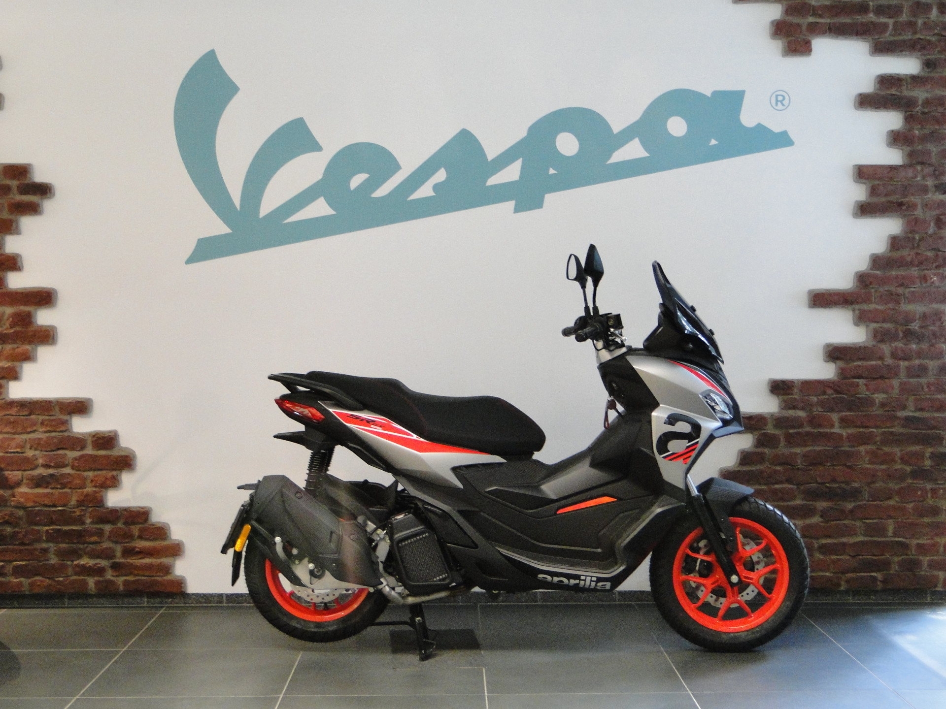 APRILIA SR GT 125 Sport-showroom-element-2