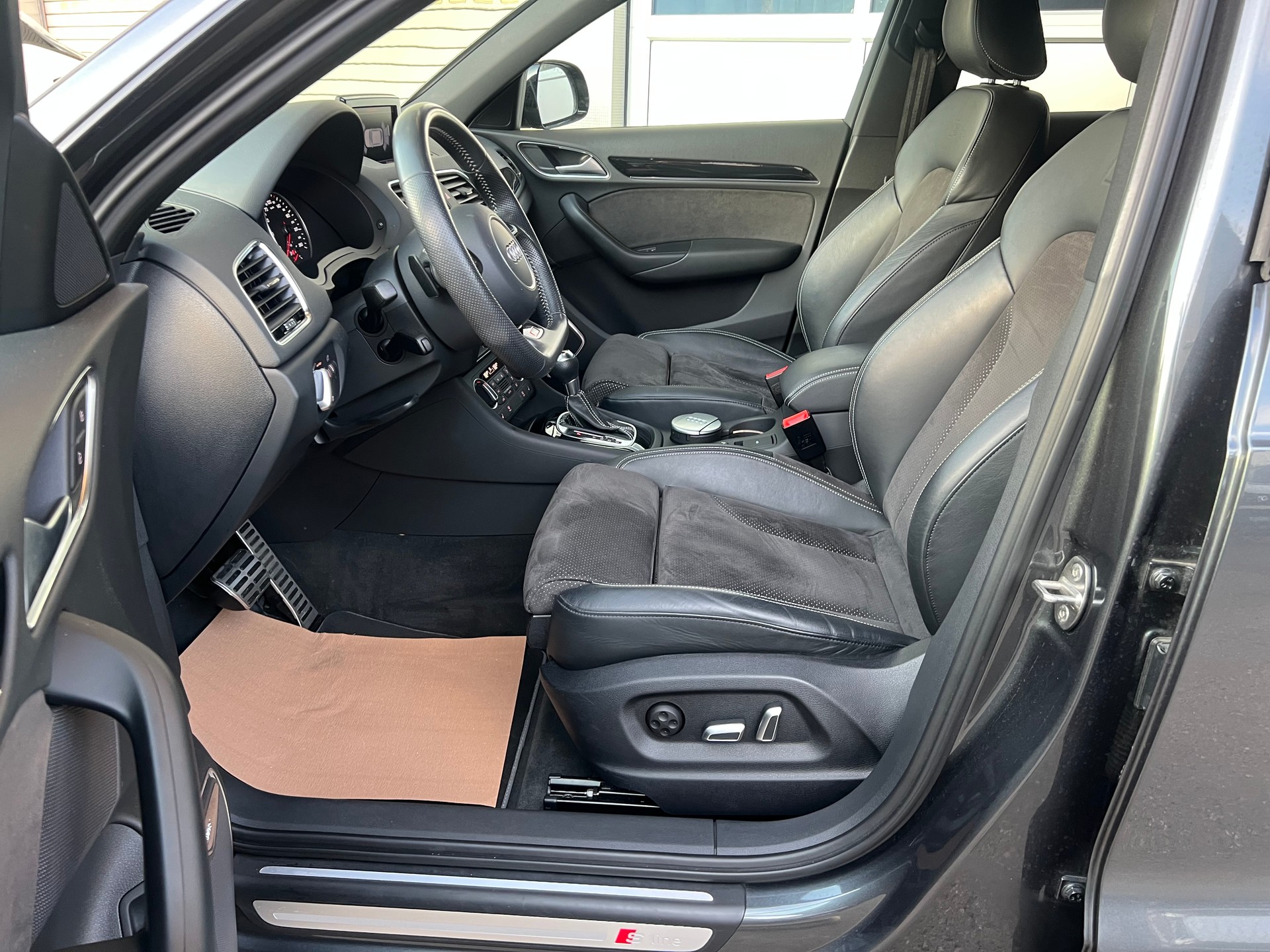 AUDI Q3 2.0 TDI sport S-Line 4x4 S-tronic *** Navigation * Teilleder * AHK 2000 kg. * frisch ab MFK * 1 Jahr Garantie möglich **-image-12