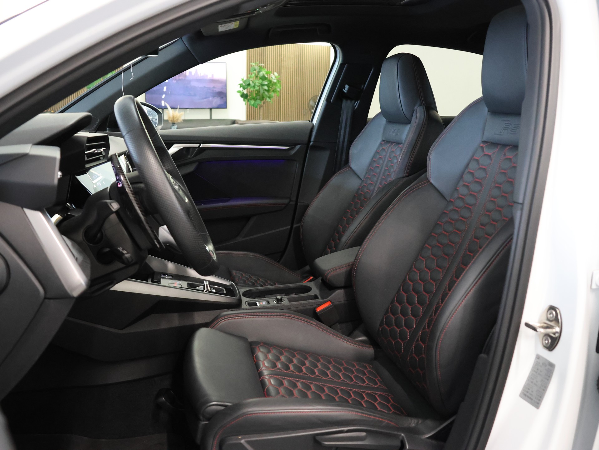 AUDI RS3 Limousine 2.5 TSI quattro S-tronic *Panorama*Matrix-LED*Ambientebeleuchtung*-image-12