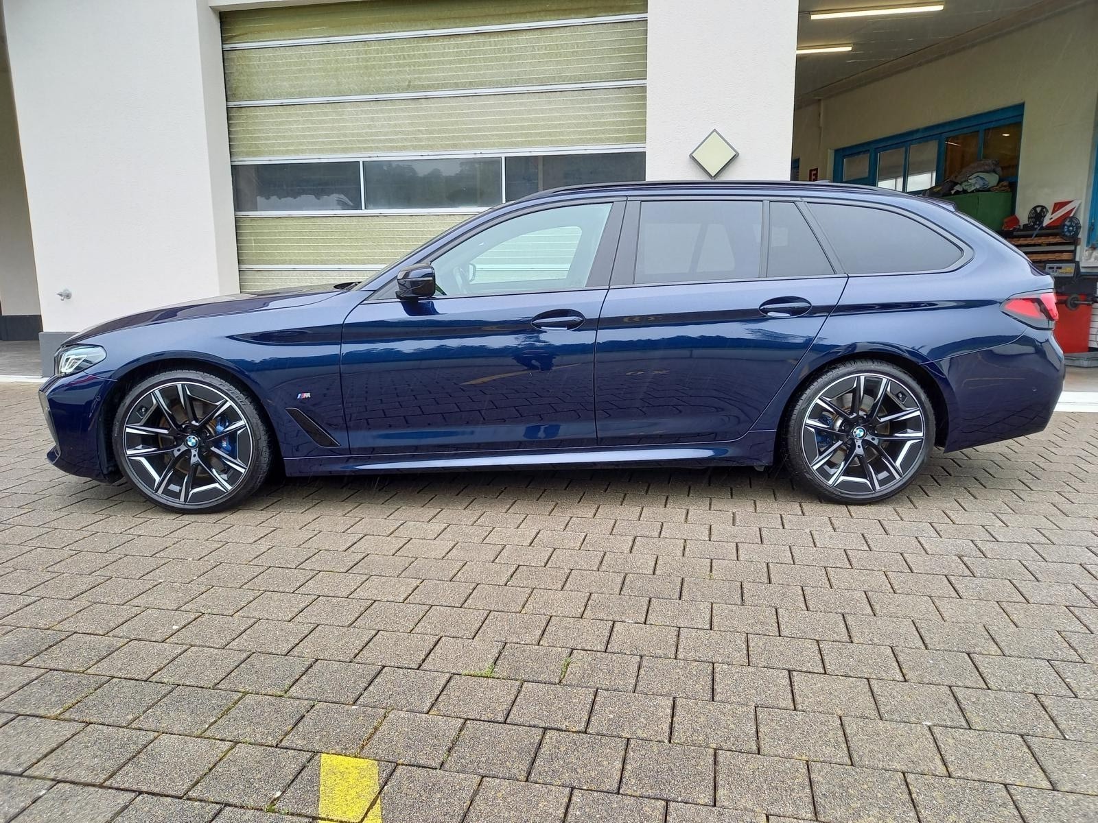 BMW 520d xDrive 48V Touring M Sport Steptronic-image-2