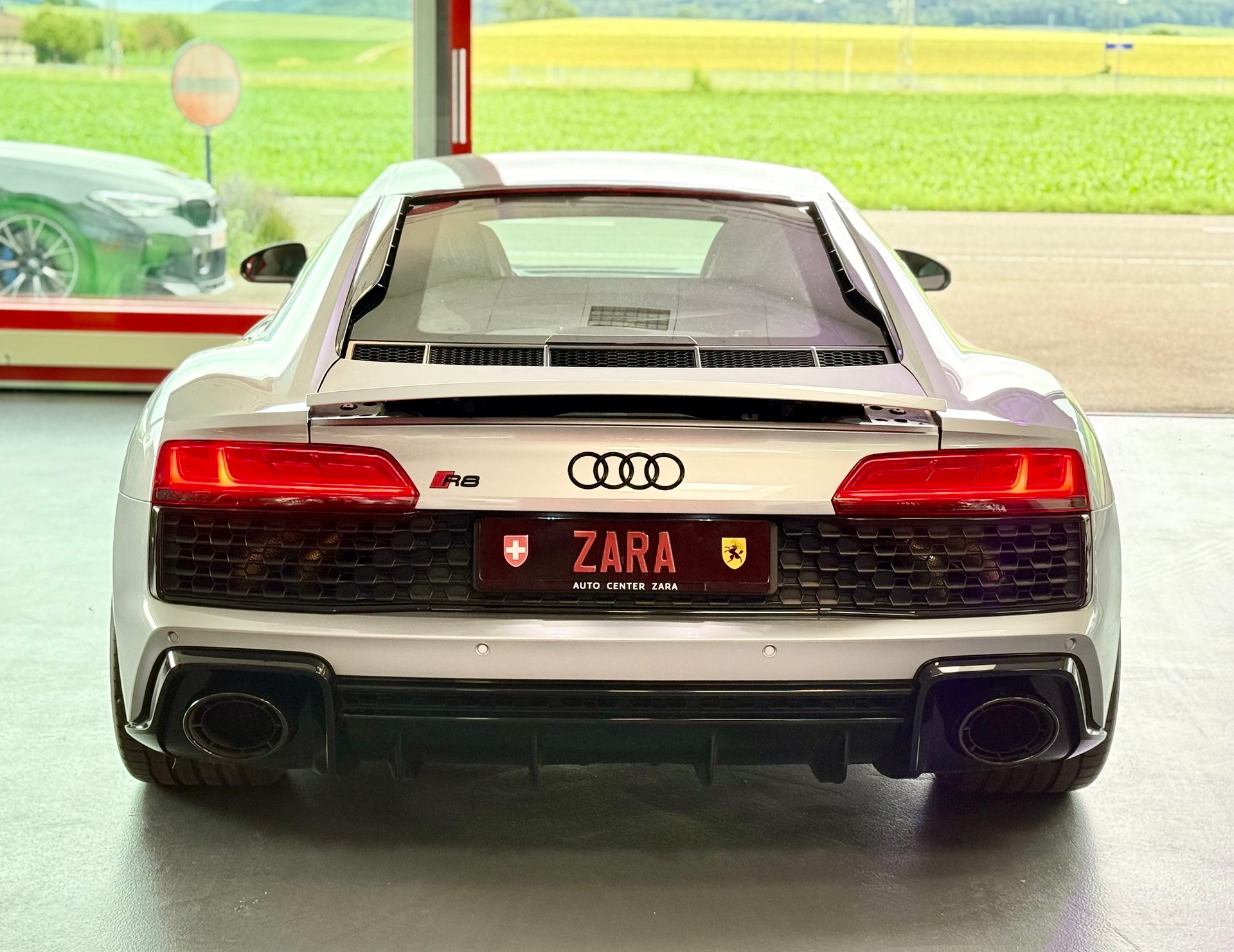 AUDI R8 Coupé S-Tronic-image-11