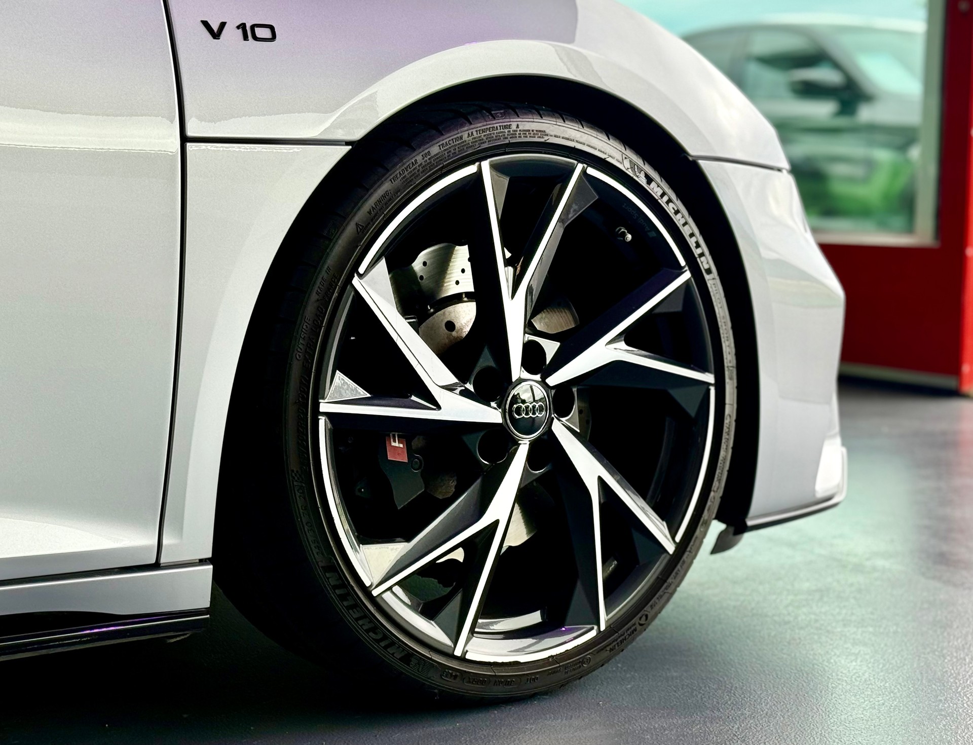 AUDI R8 Coupé S-Tronic-image-17