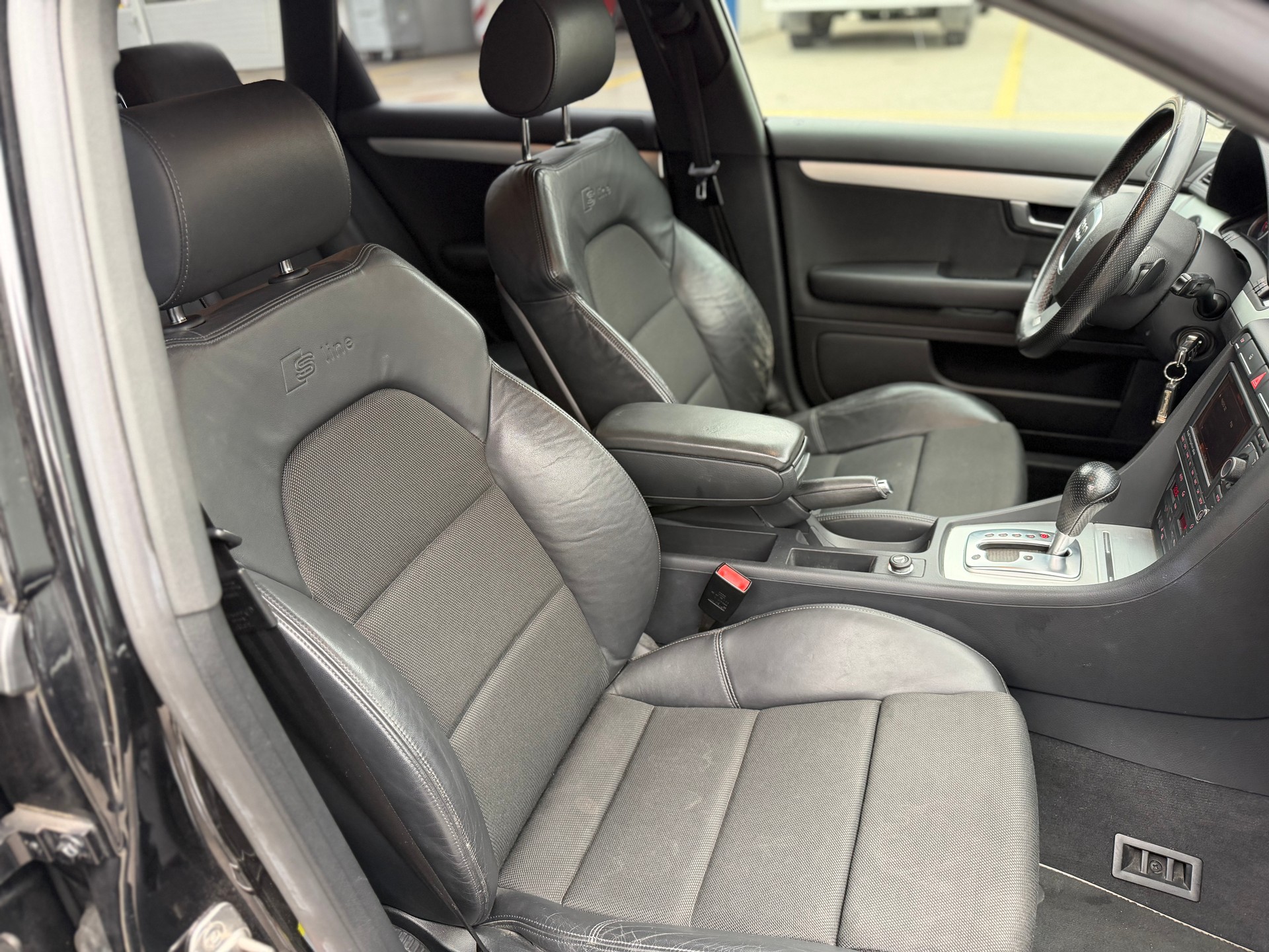 AUDI A4 Avant 3.2 FSI quattro-image-9