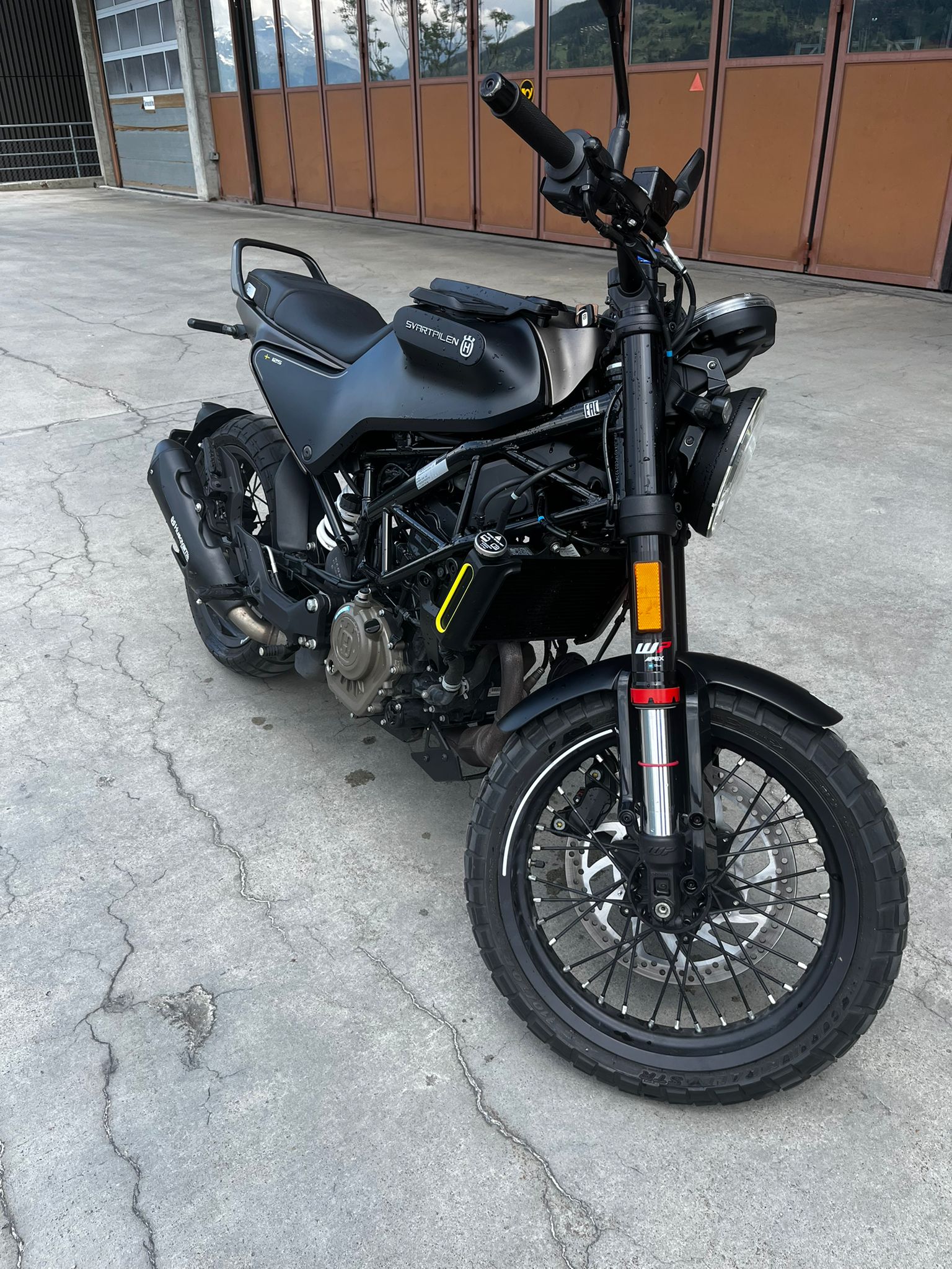 HUSQVARNA Svartpilen 125-image-0