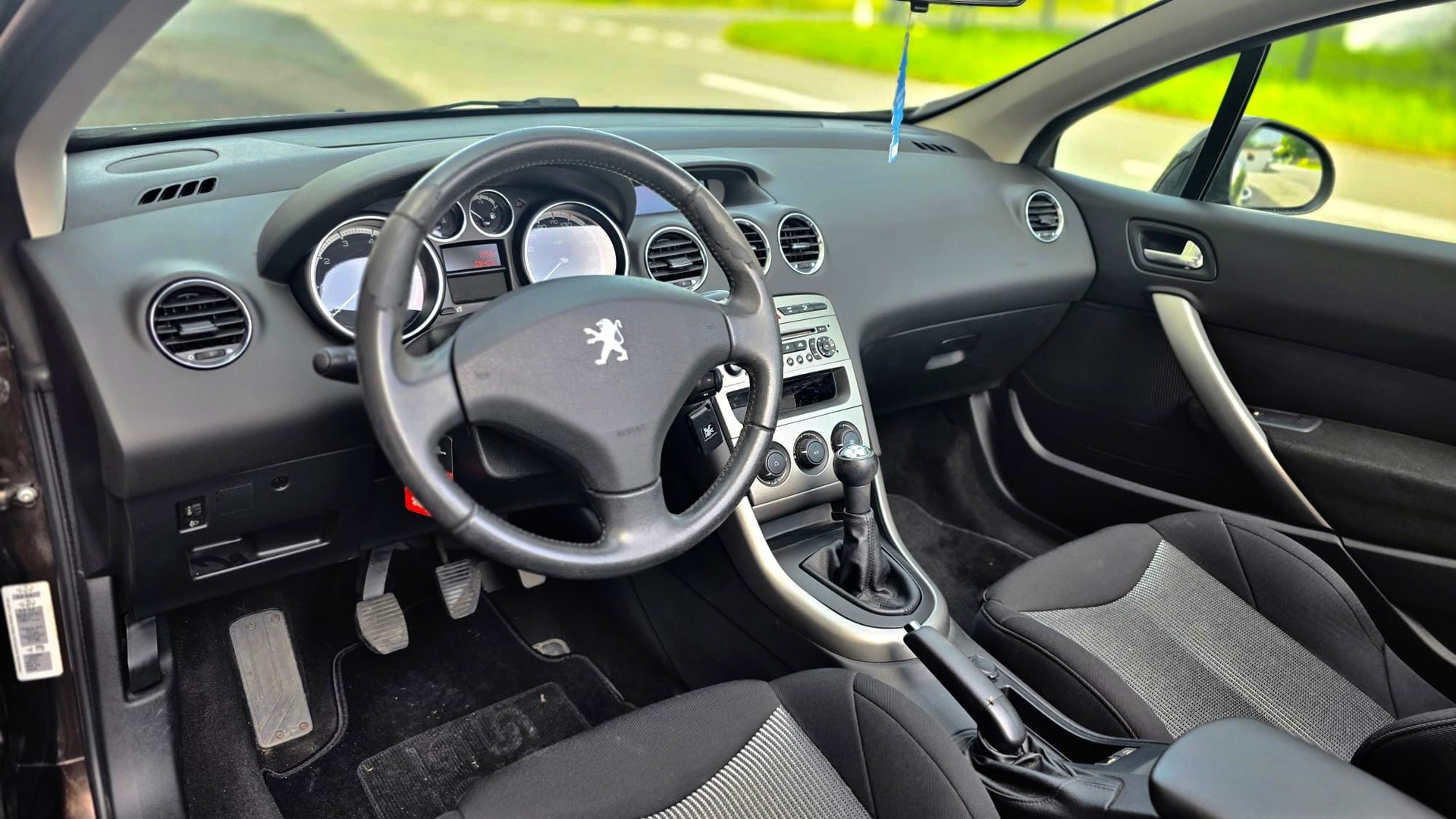 PEUGEOT 308 CC 1.6 16V VTi Sport-image-11