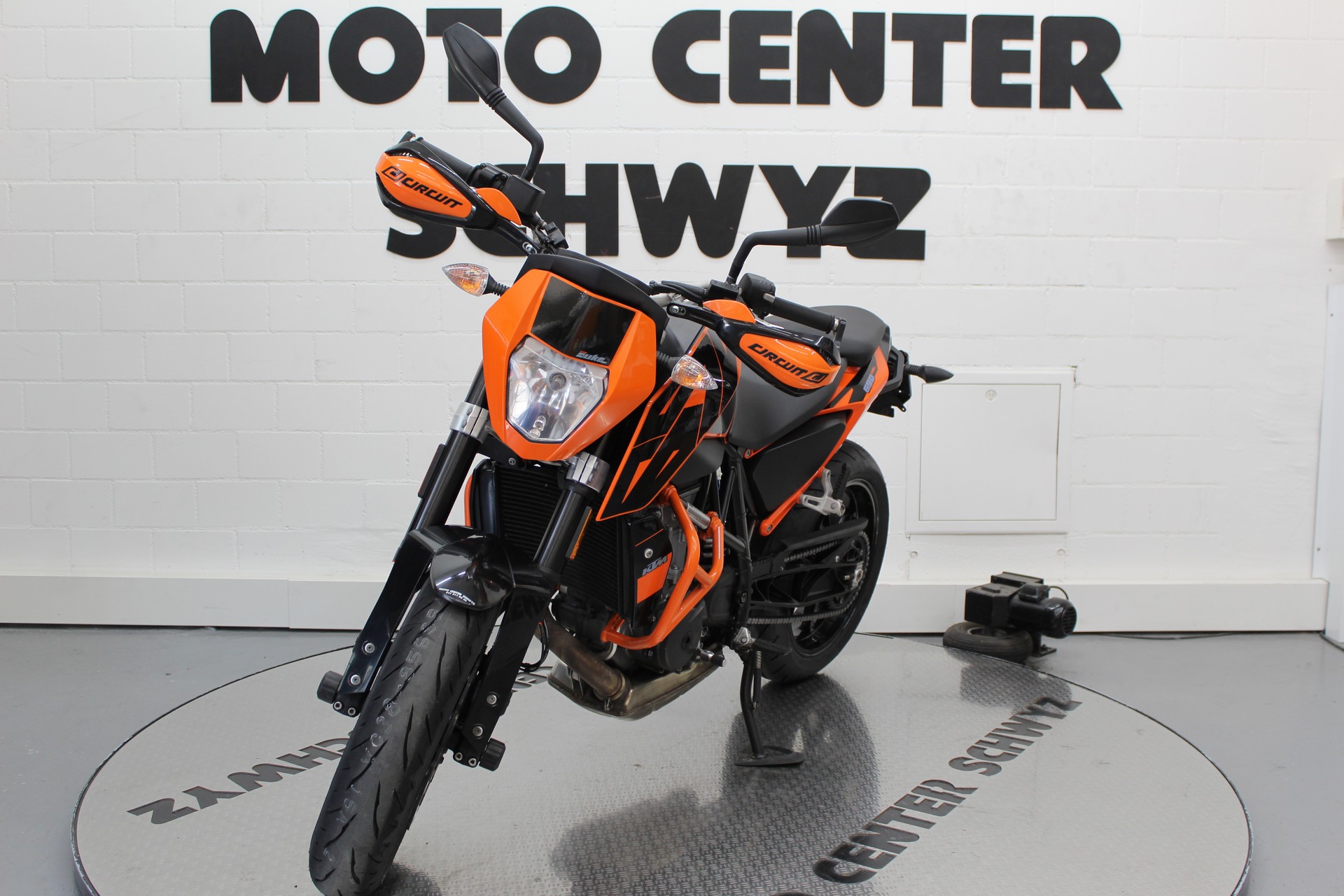 KTM 690 Duke ABS-showroom-element-3