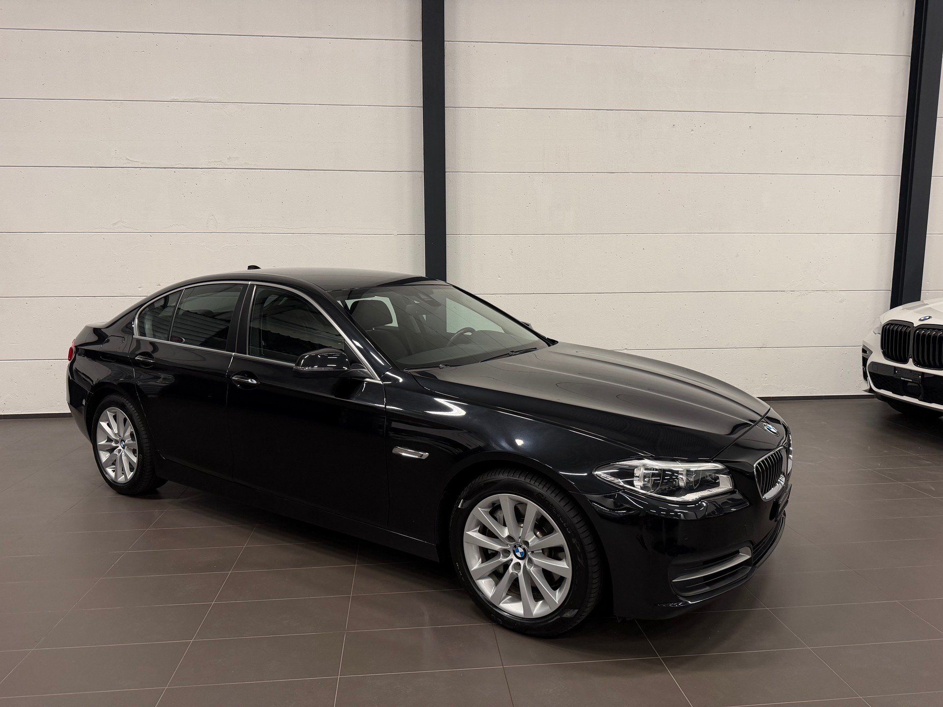 BMW 525d xDrive Steptronic-showroom-element-3